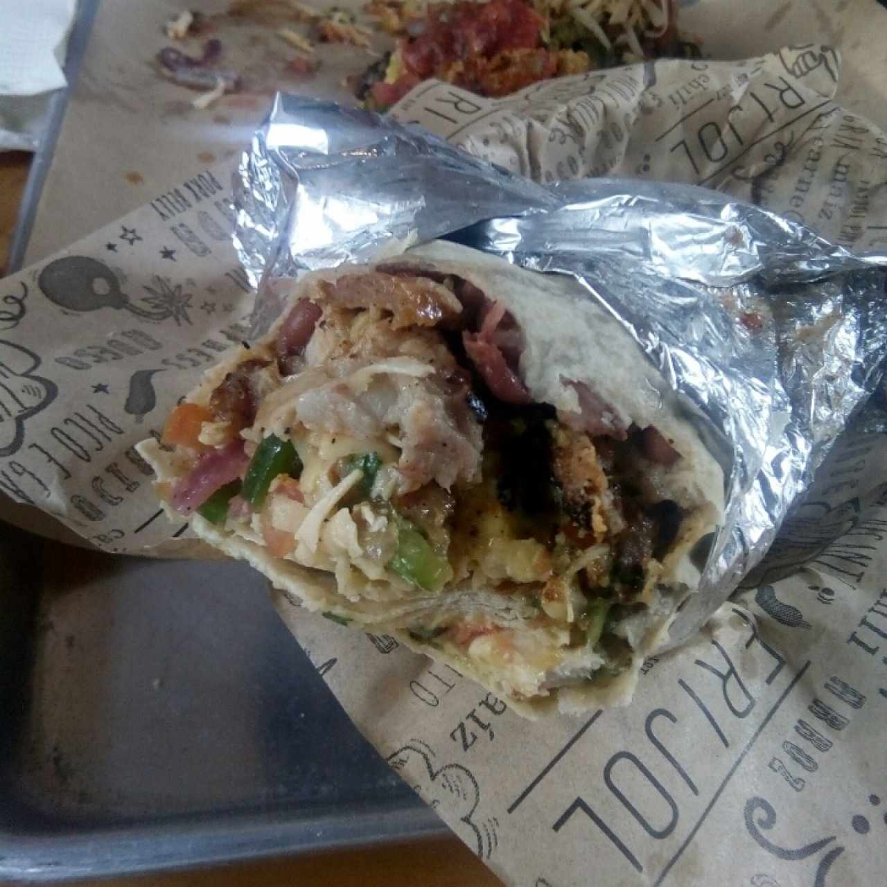 burrito mixto de pork belly con pollo