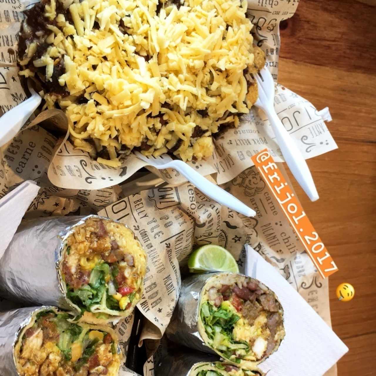 burritos mixtos, de pollo y nacho con chips