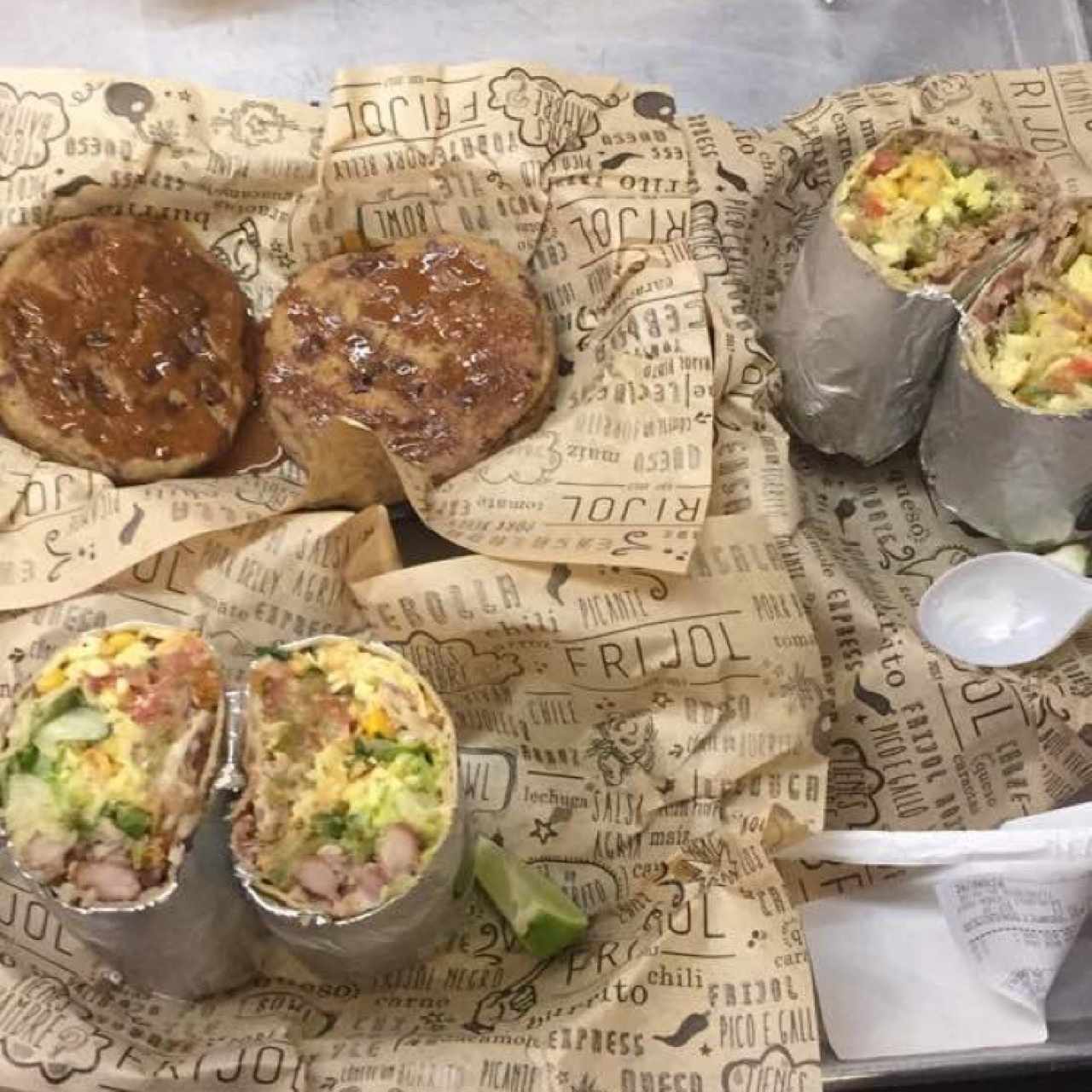 burrito de pernil y purk, acompañado de dos galletas 