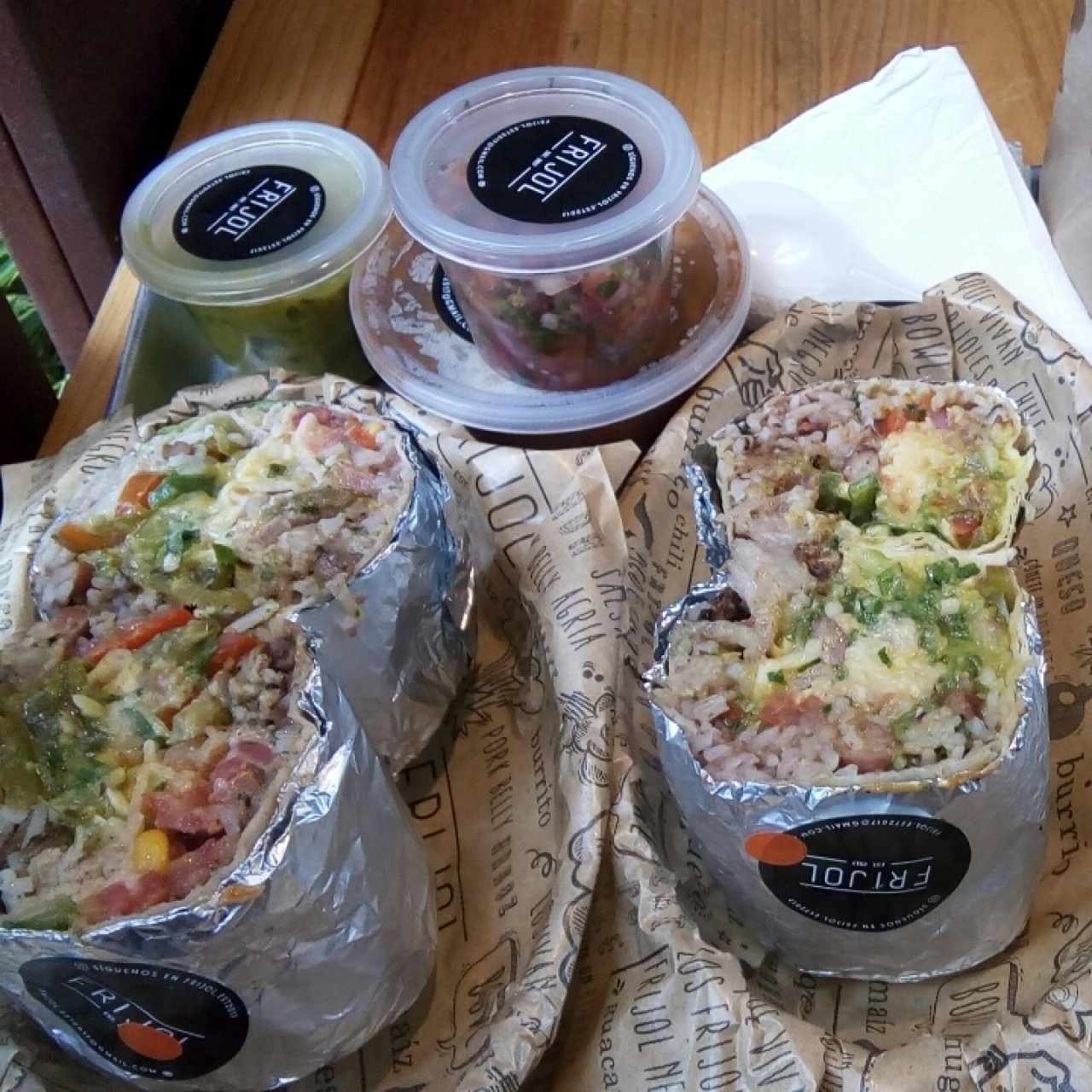 Burrito de pollo, pico de gallo y guacamole