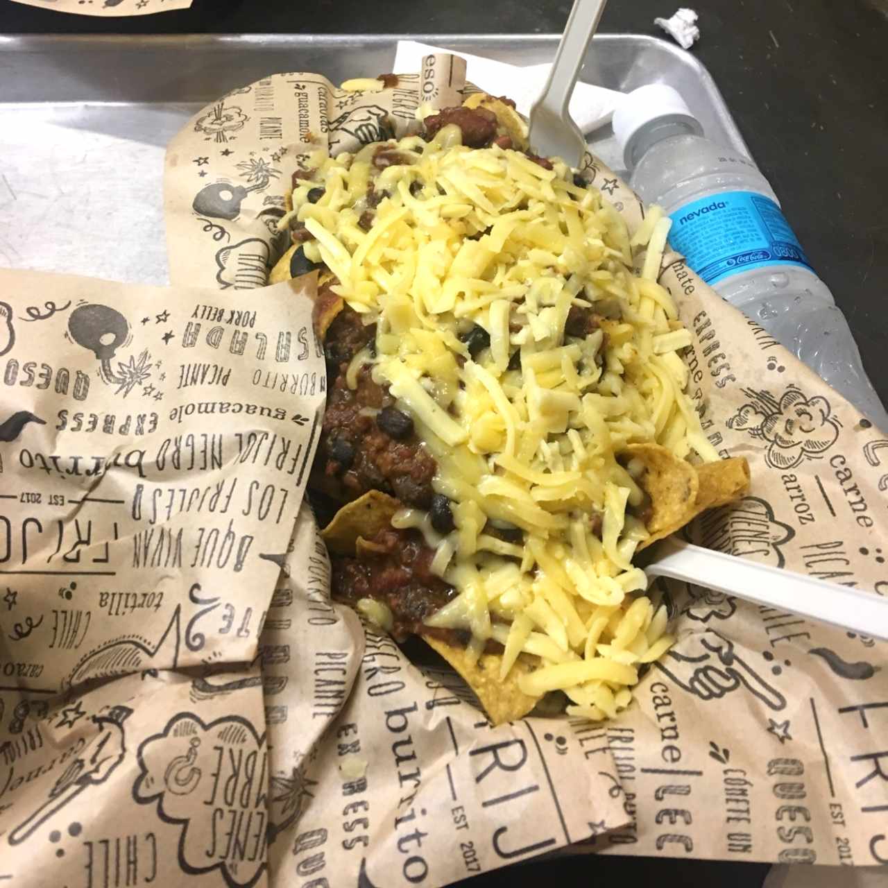 chips con chili y queso