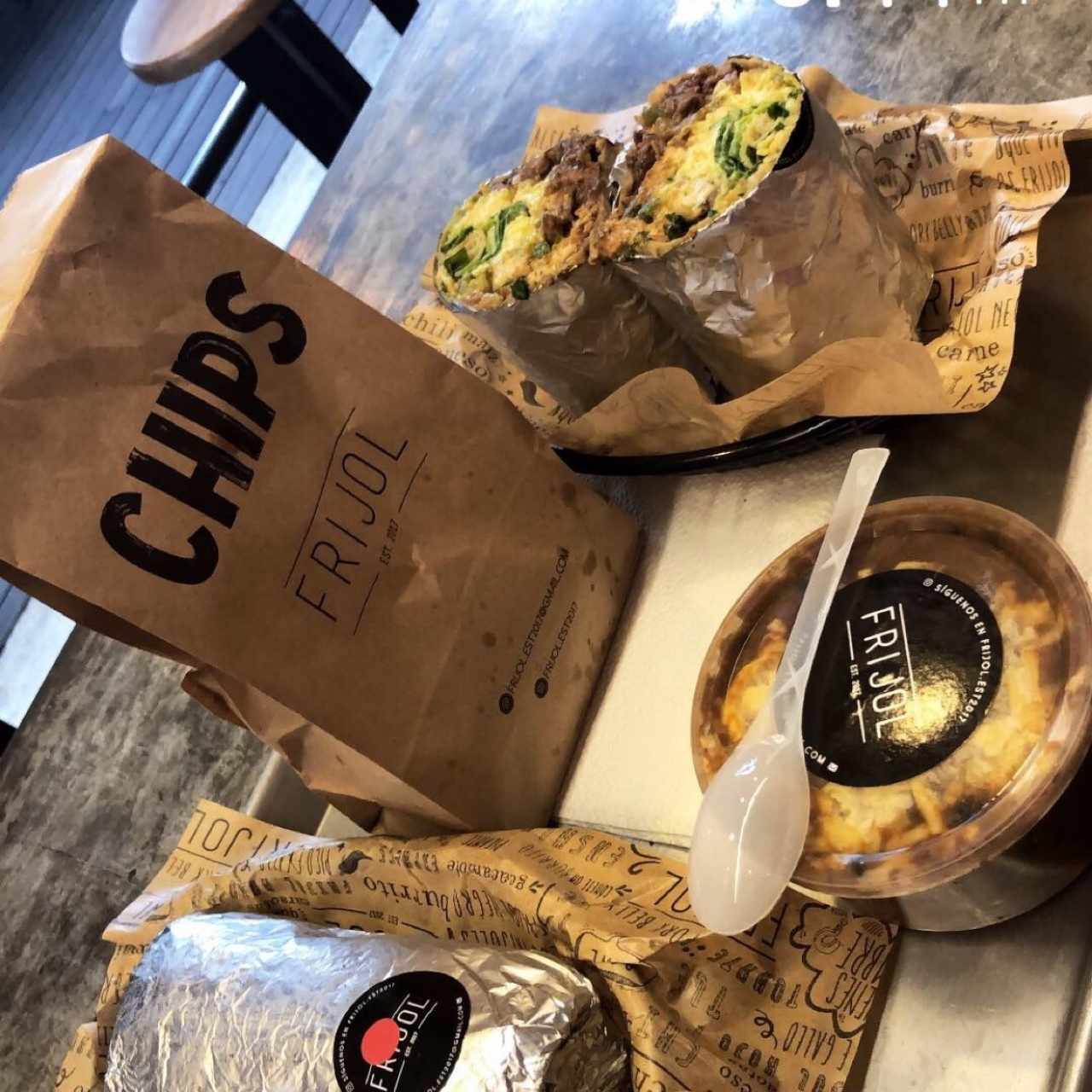burritos mixtos y chili con chips