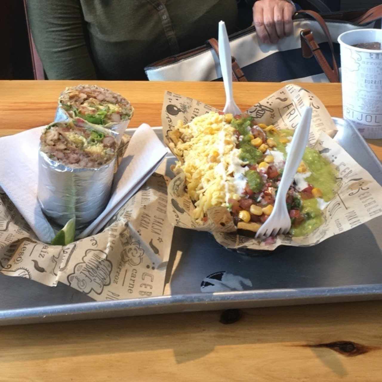 burrito de pollo y nachos 