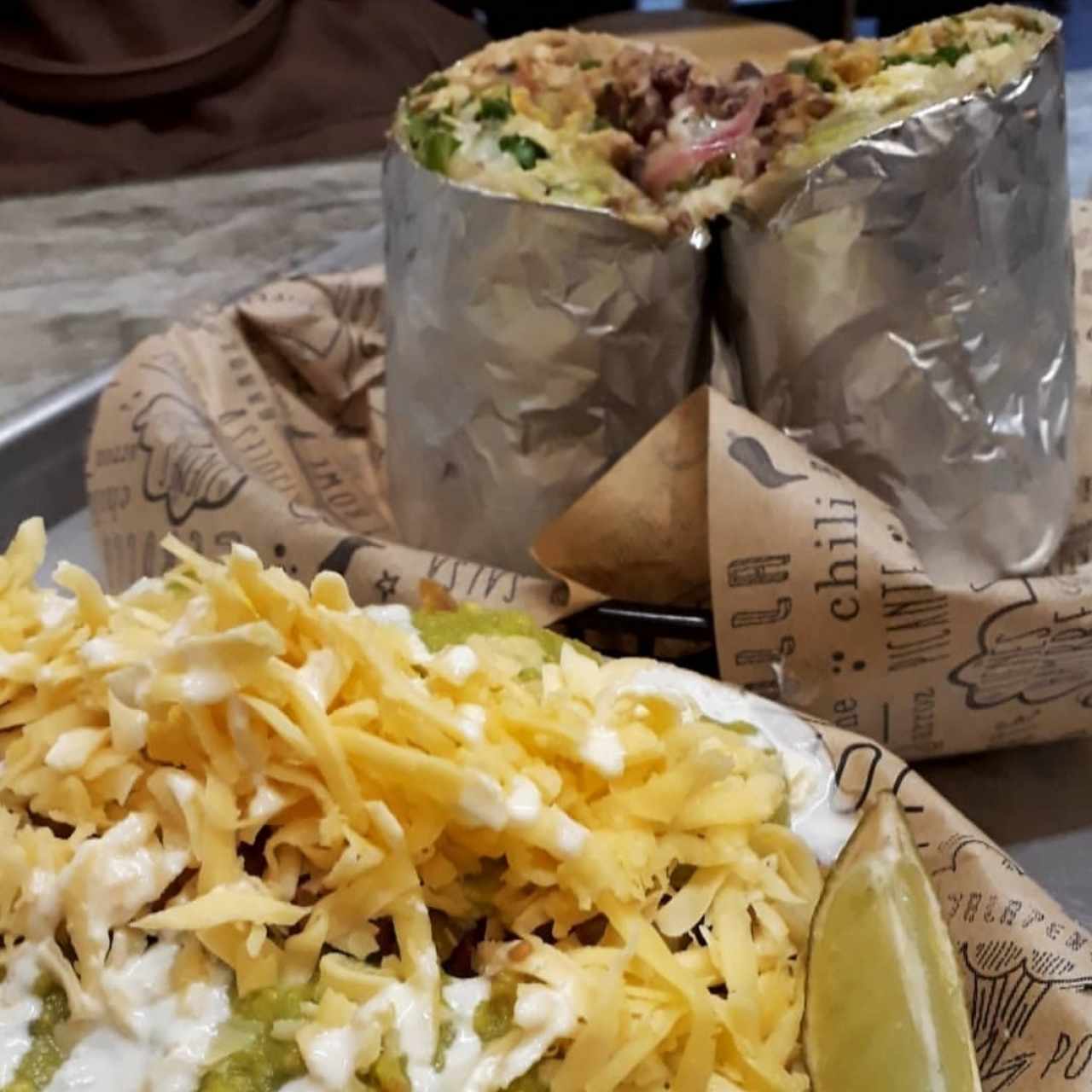 Burrito de pollo y nachos con todo 