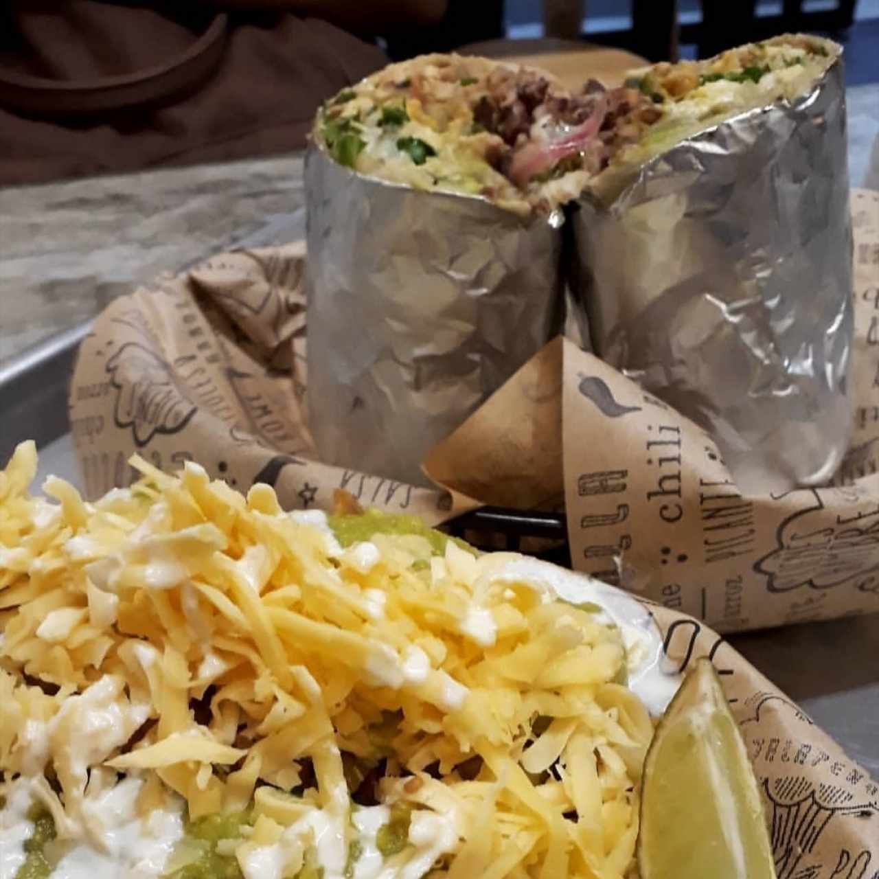 Burrito de pollo y nachos con todooo