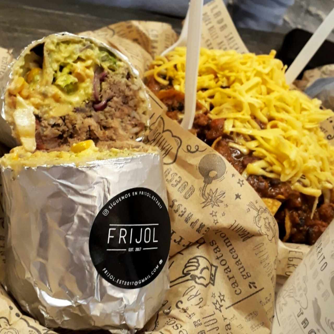Burrito de pernil y tortillas😍