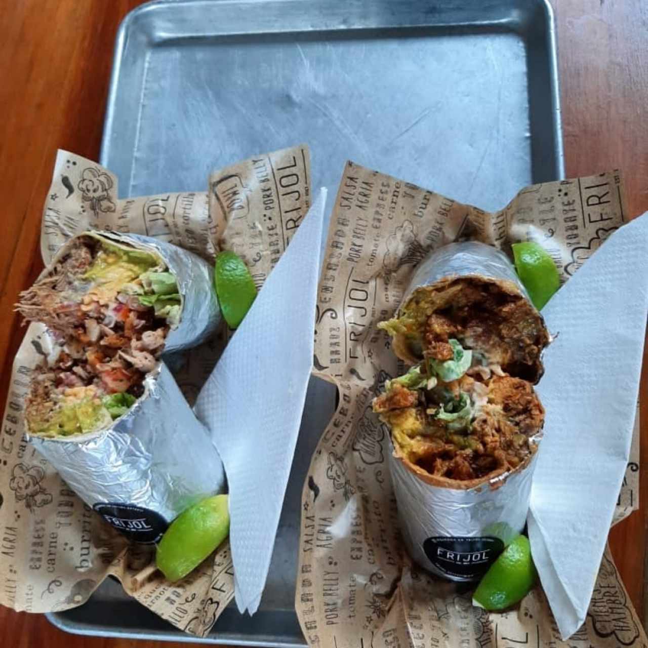 burritos de pollo y carne  además pernil y chicharrón 