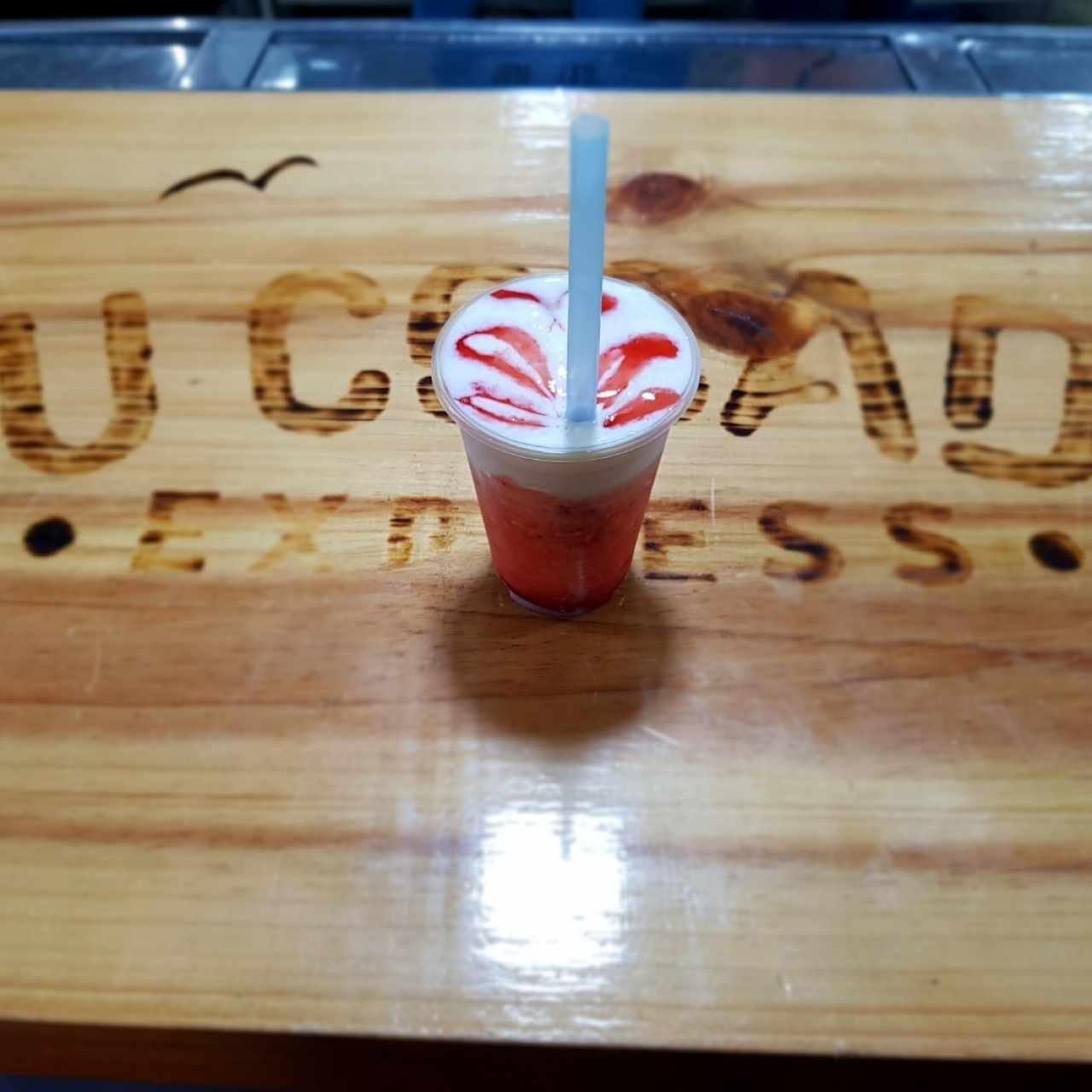 Cocada con syrups de fresa y leche condensada