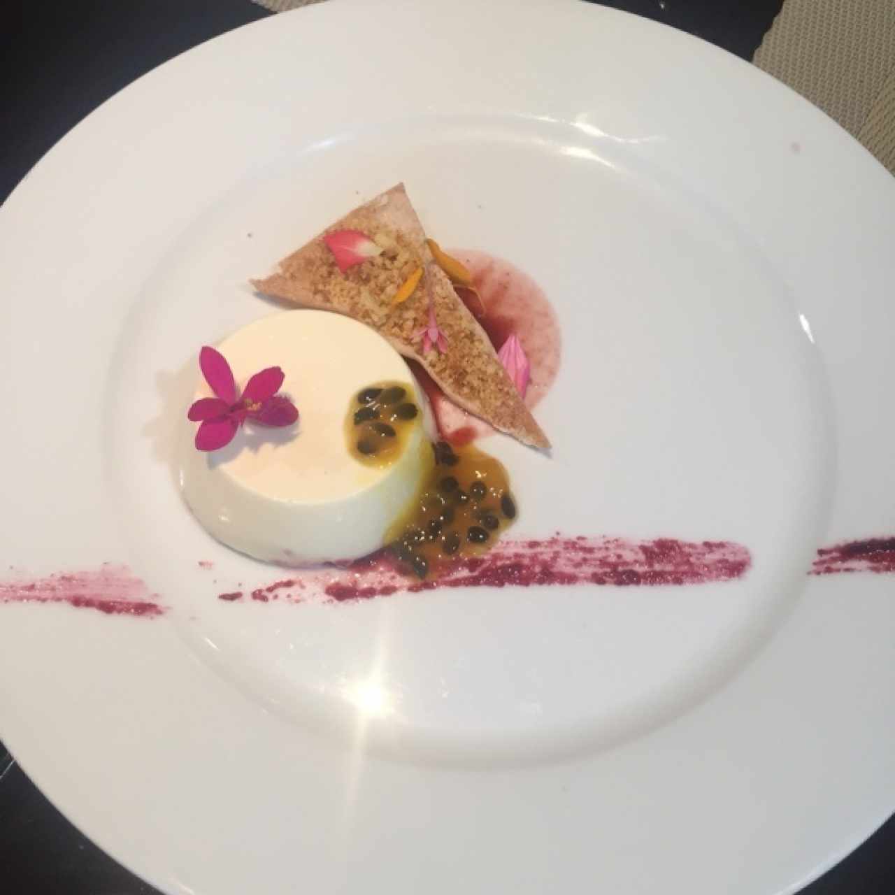 Panacota con pintura de moras y parchita. 