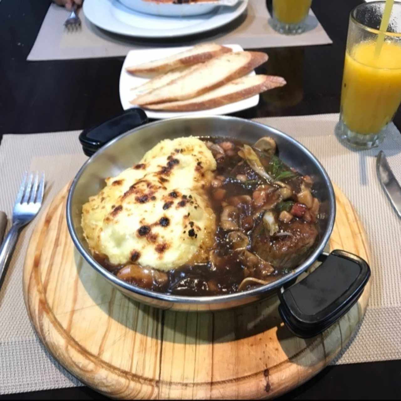 Medallones de carne en salsa de champiñones con puré de papa cremoso