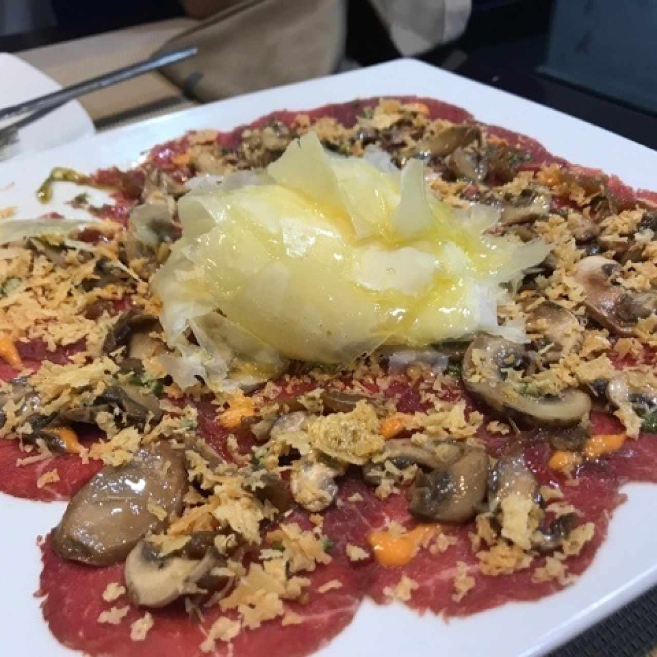 Carpaccio con champiñones y queso parmesano