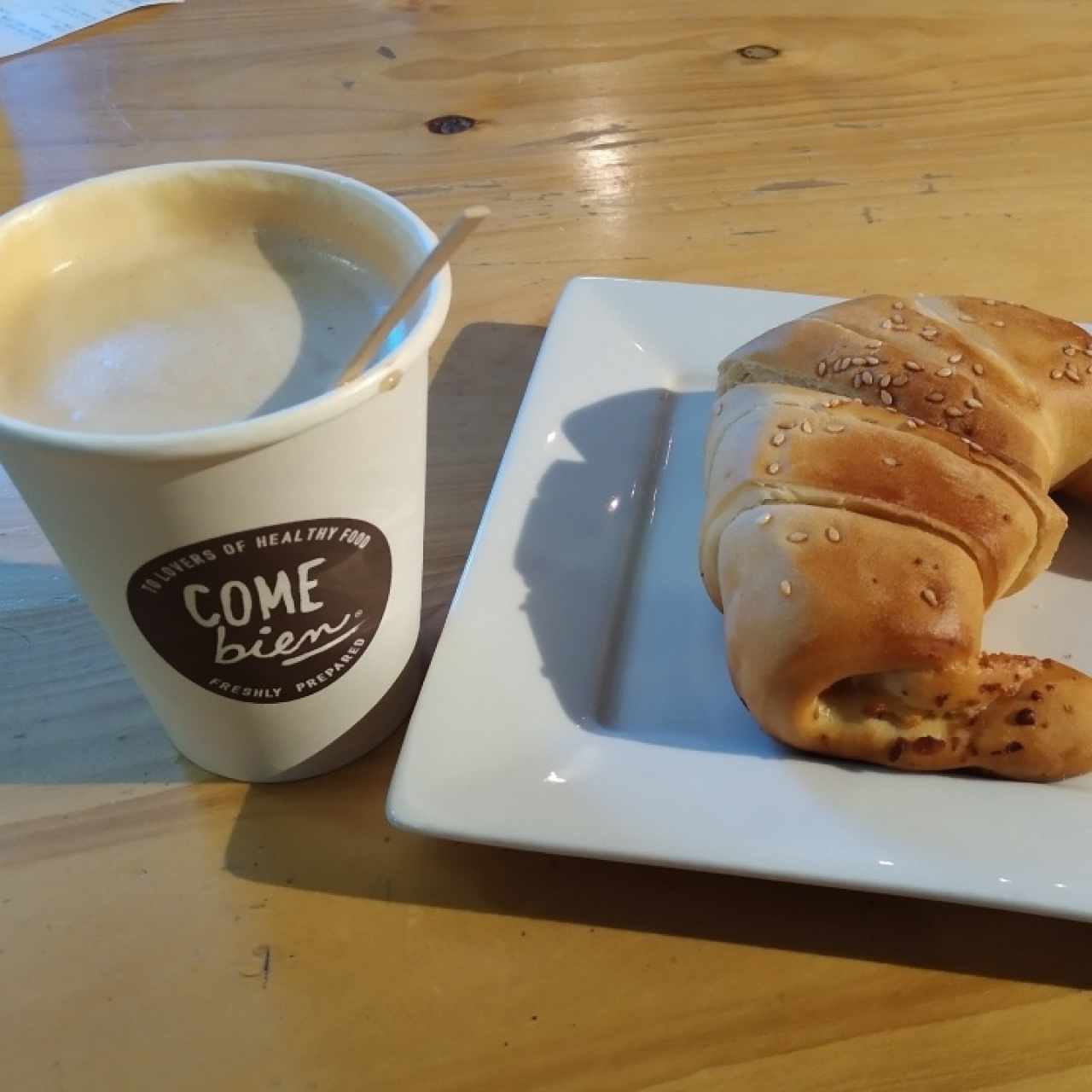 latte vainilla y croassant de pavo y queso crema