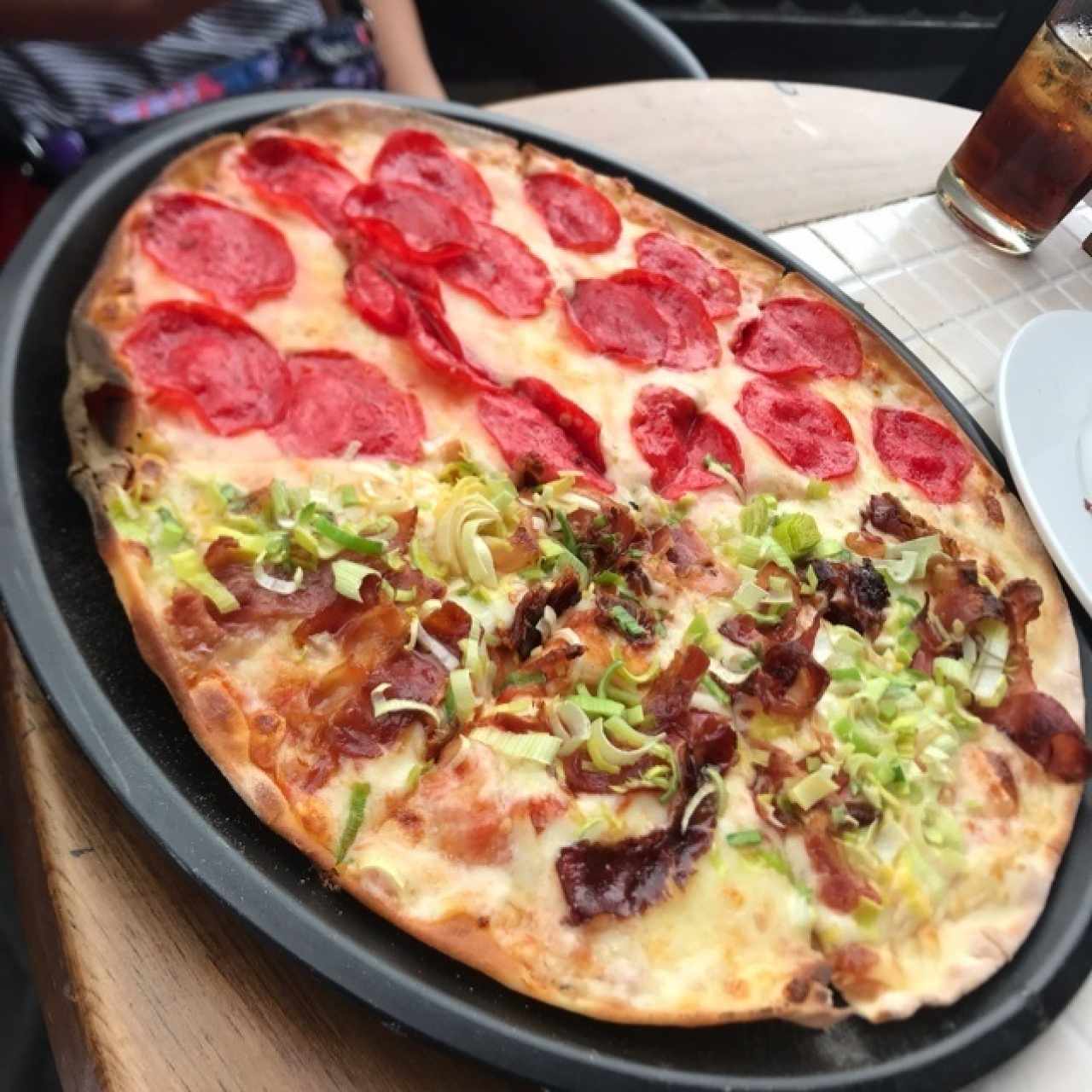 pizza pepperoni y pancetta con ajoporro