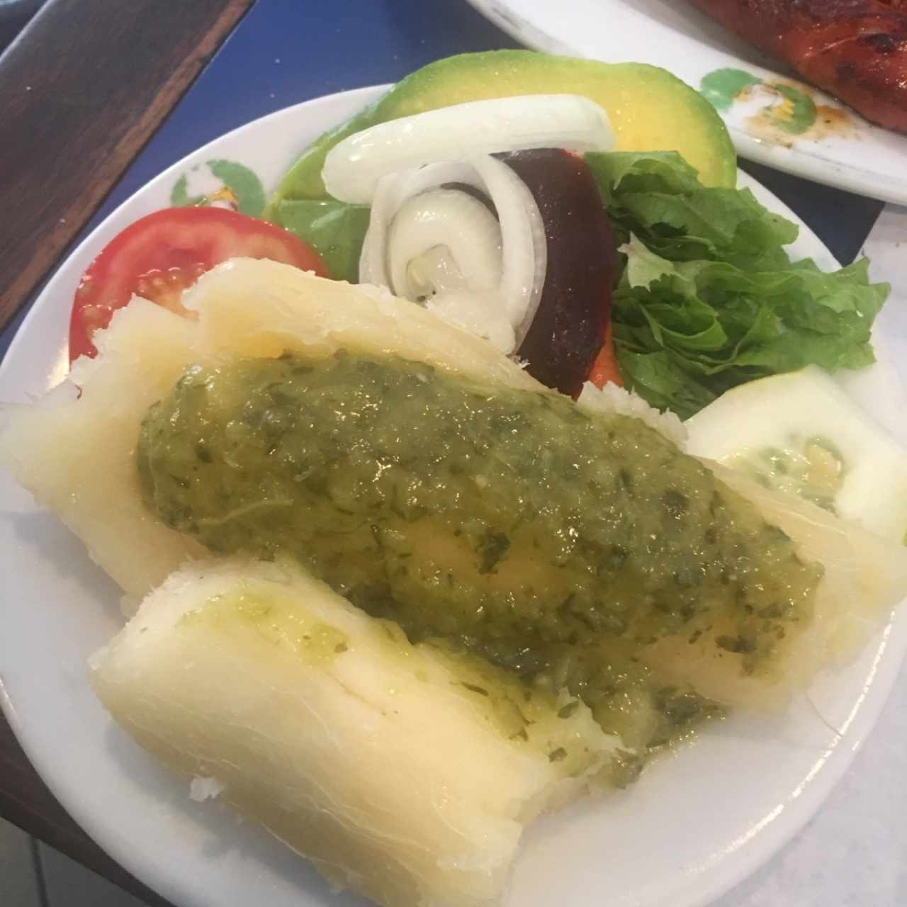 yuca y ensalada mixta 