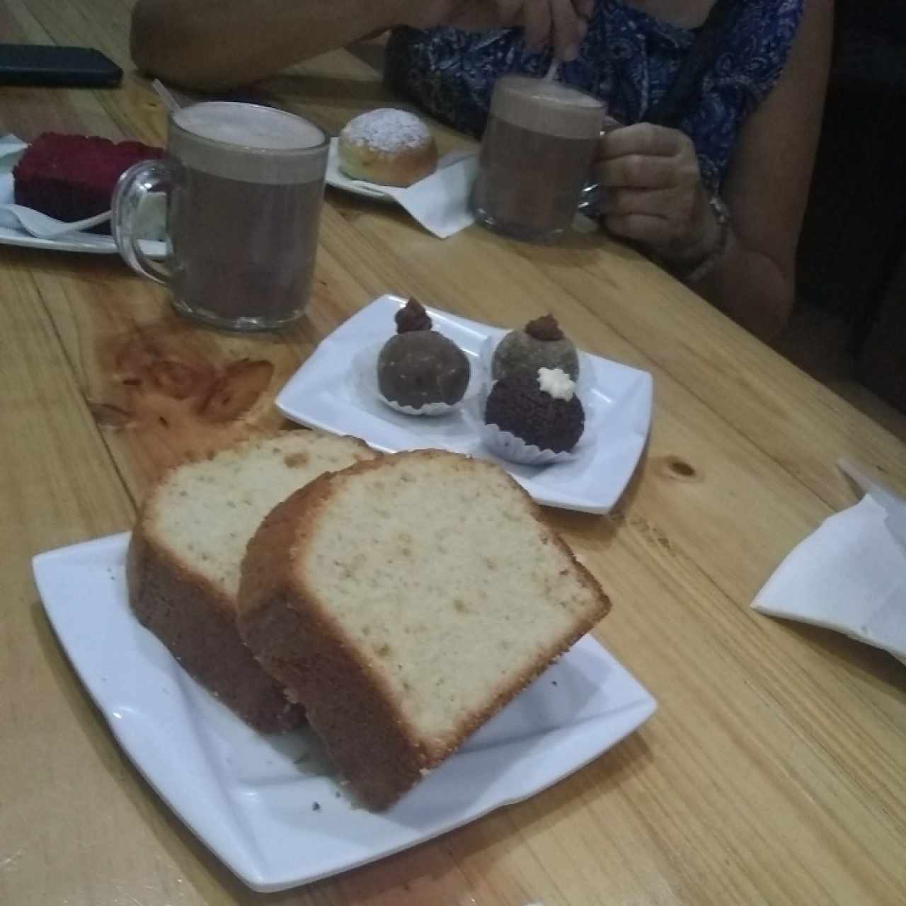 Ponqué de vainilla, trufas, red velvet, berlinesa de chocolate.