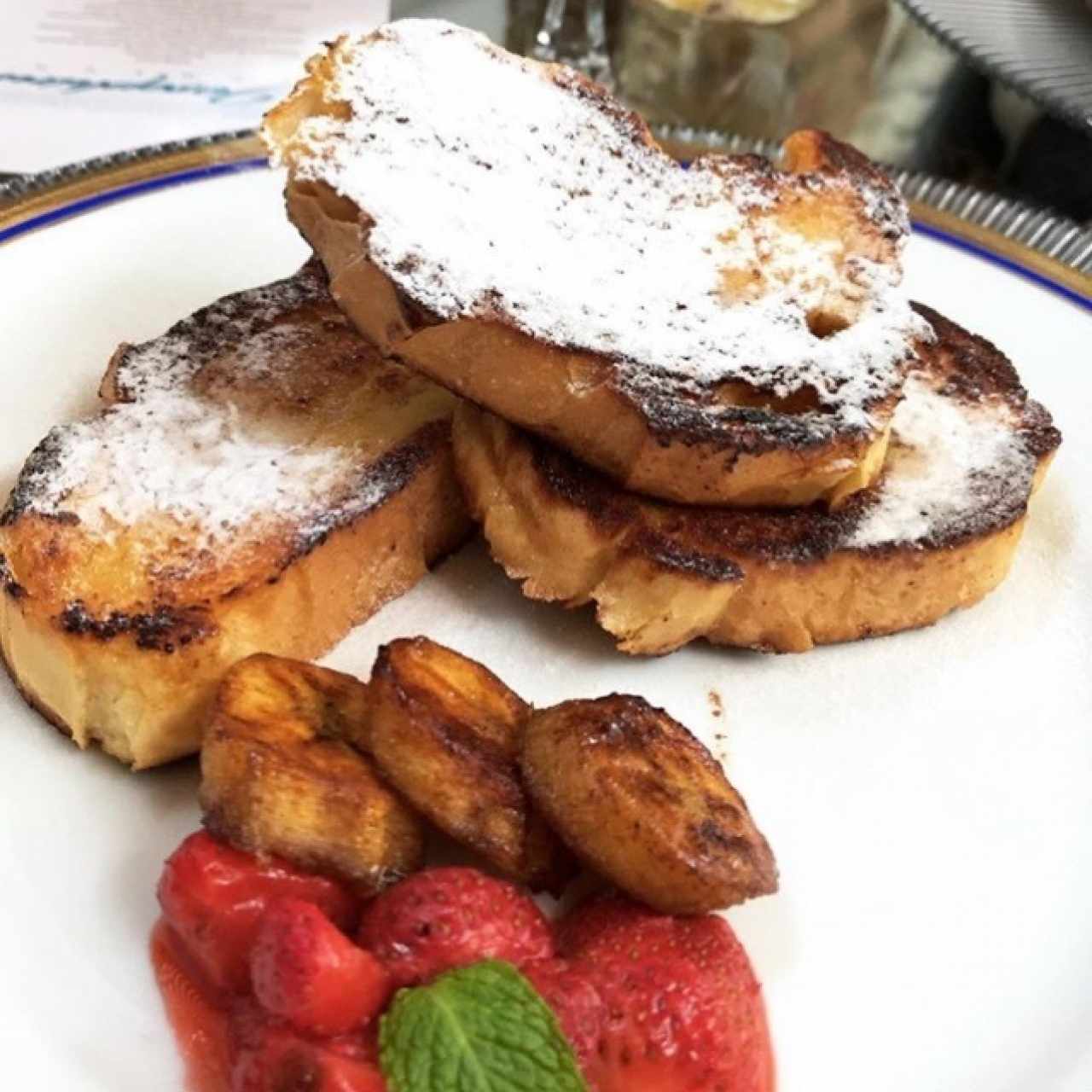 Todatadas a la Francesa con fresas y banana. 