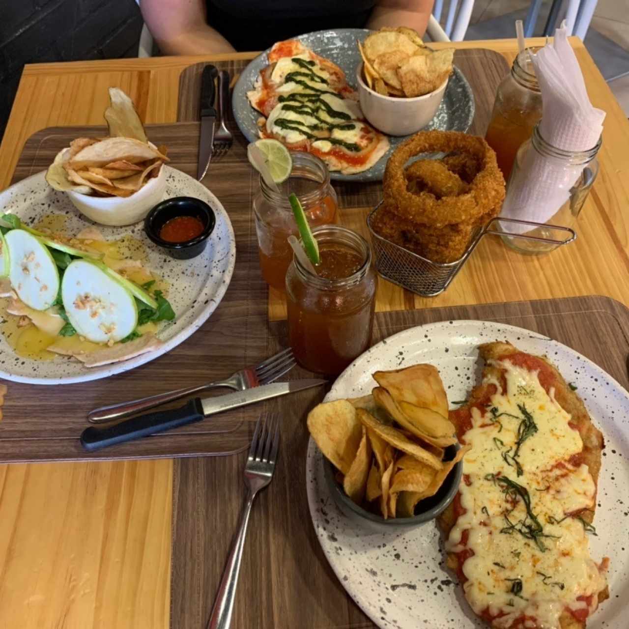milanesa capresa, margarita y paillard brie
