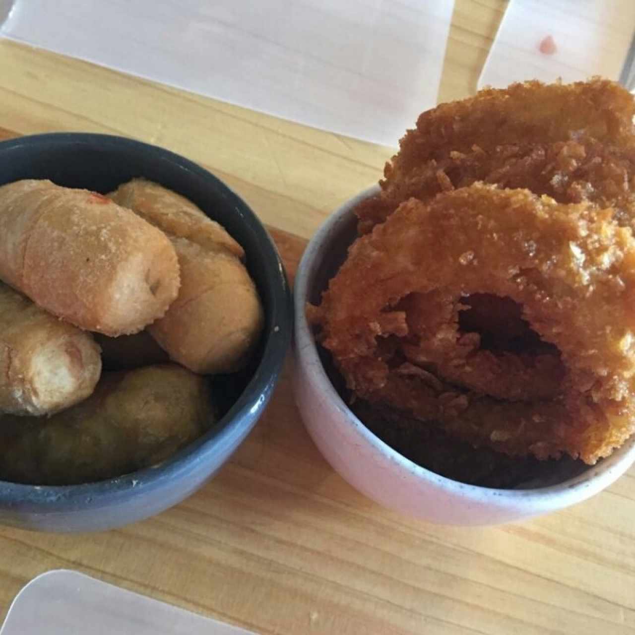 tequeňos y aros de cebollas. 