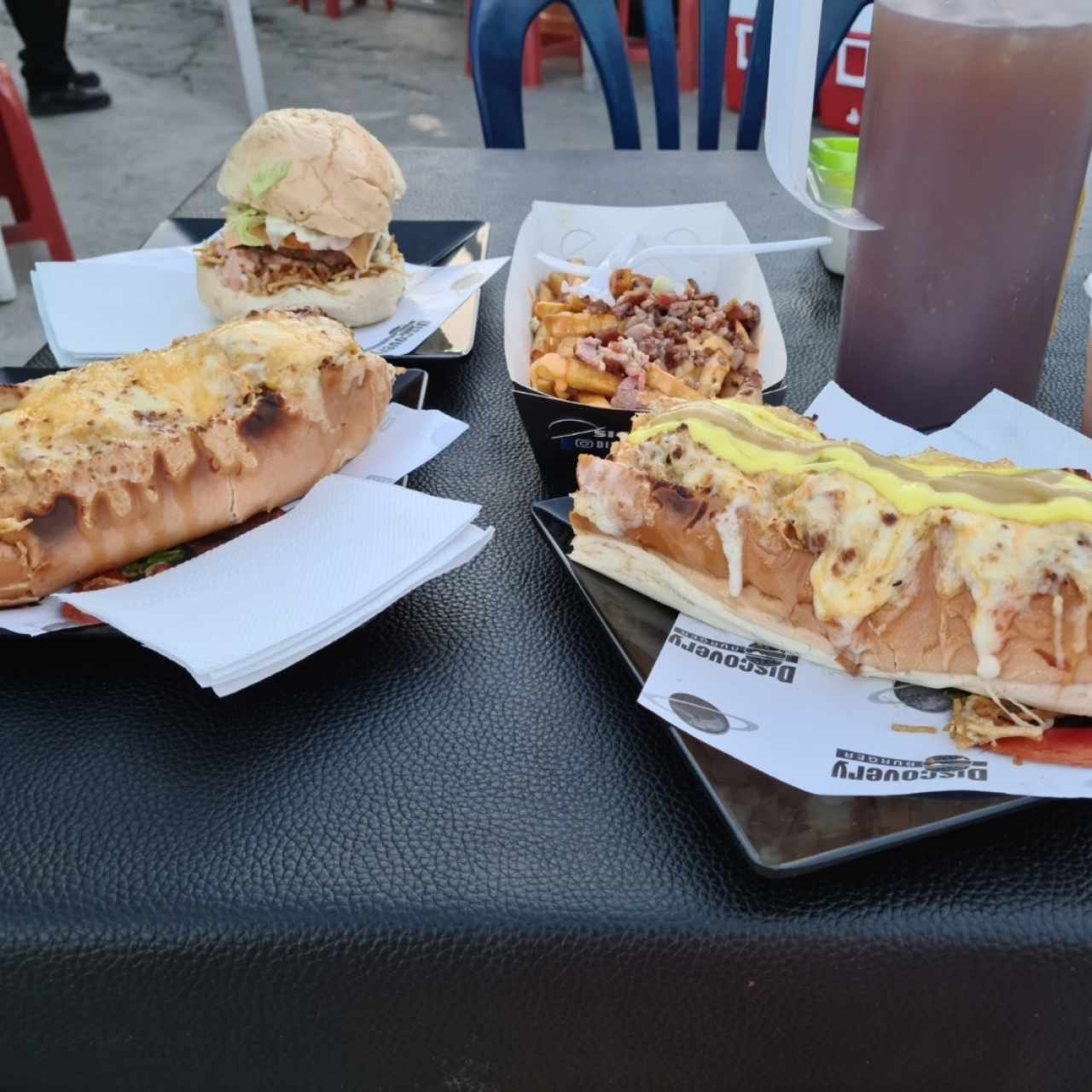 Dicovery burger, pepito, papas discovery y papelon con limon