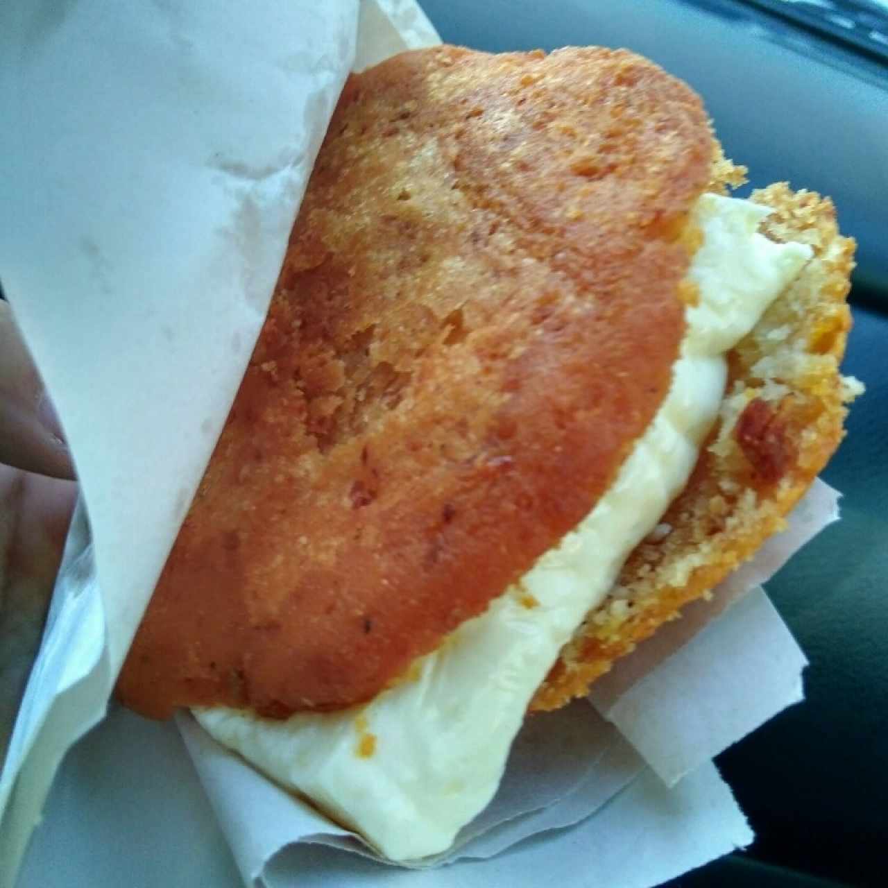 Arepa de chicharron con queso guayanes