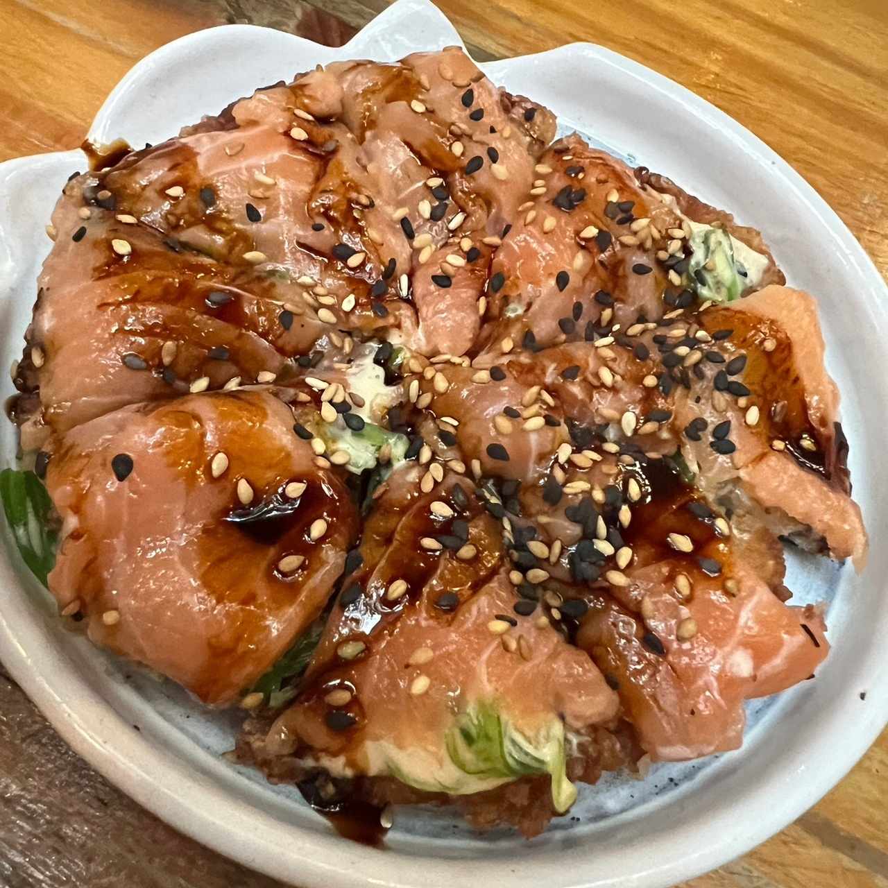 Sushi pizza de salmón 