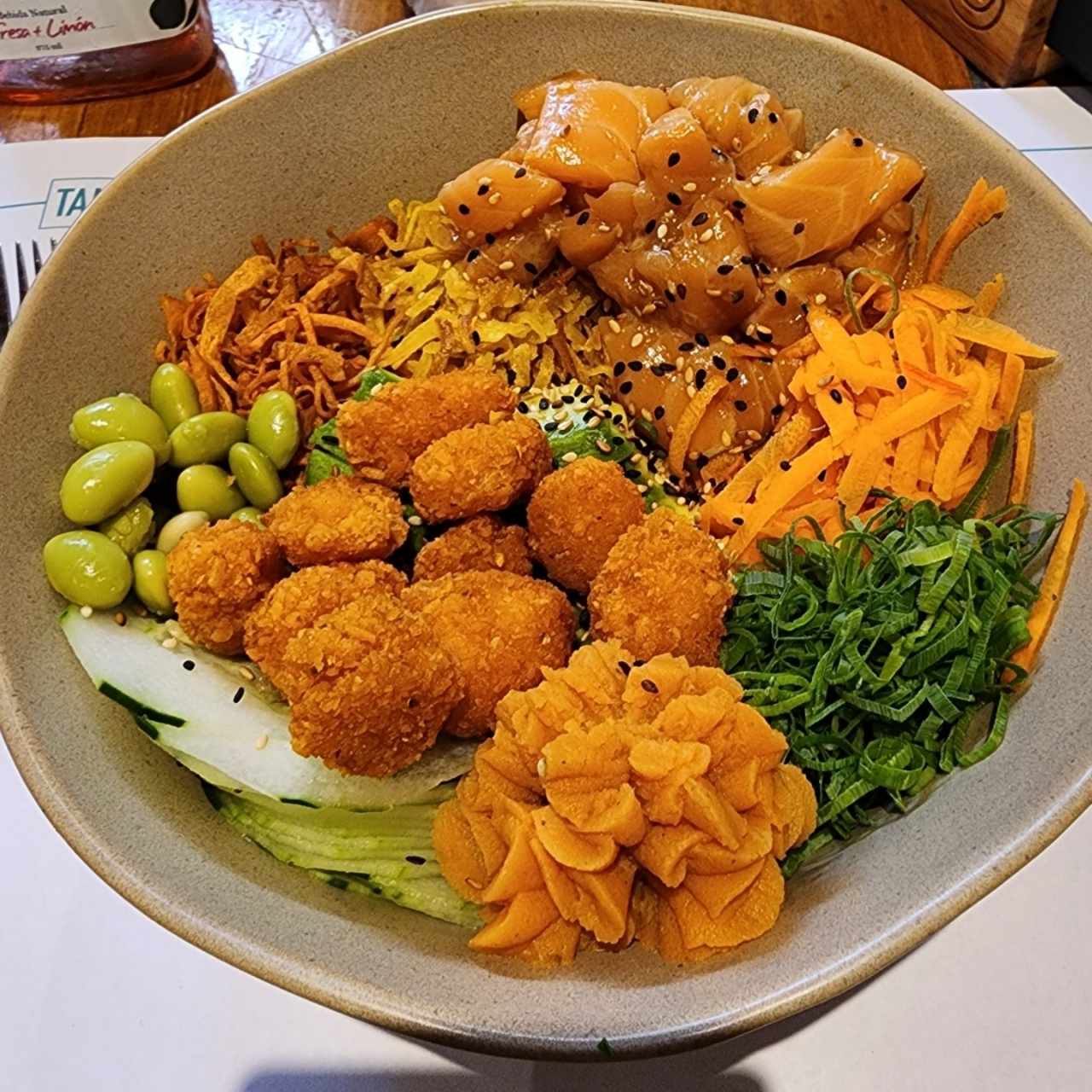 Bowl de salmón, camarones, edamames, tiras de plátano, pepino, puré de batata, etc.