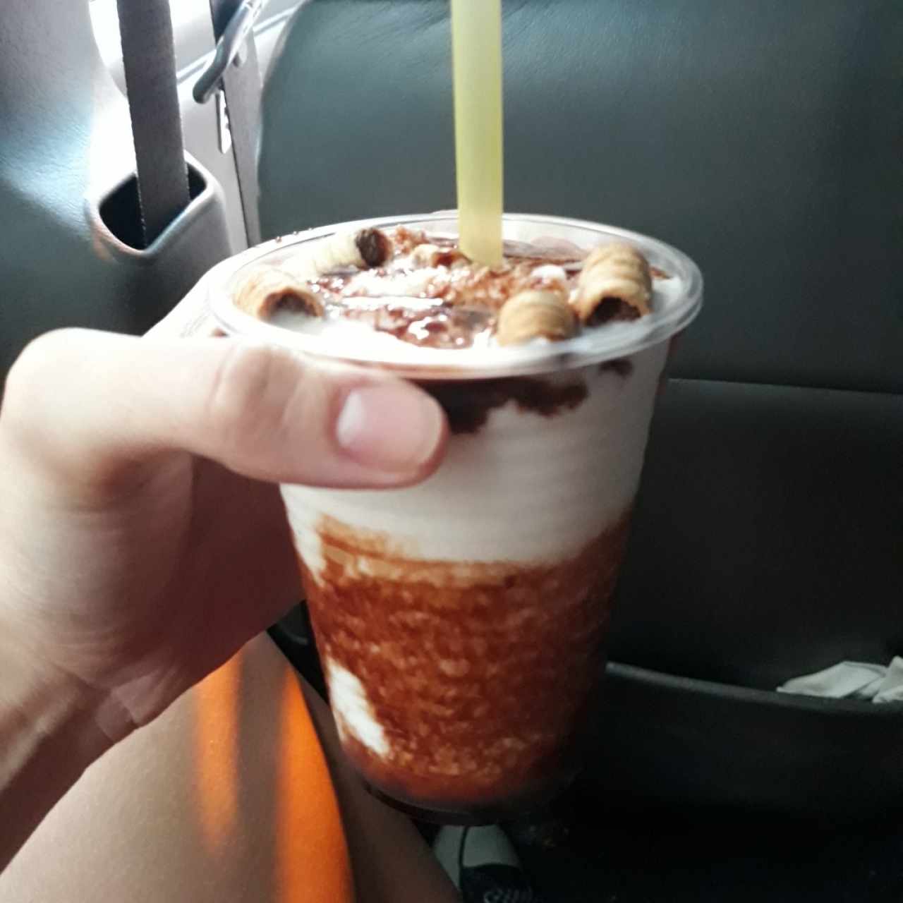 cocada con sirope de chocolate y topping de pirulin 