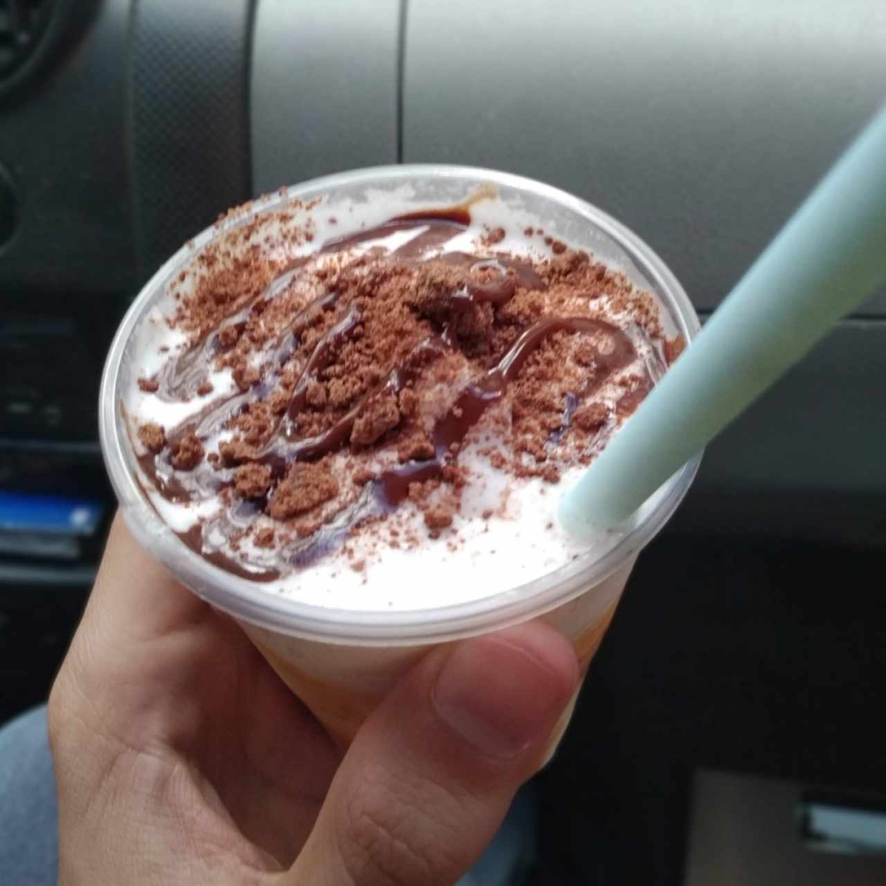 cocada sirope de chocolate con topping de brownie
