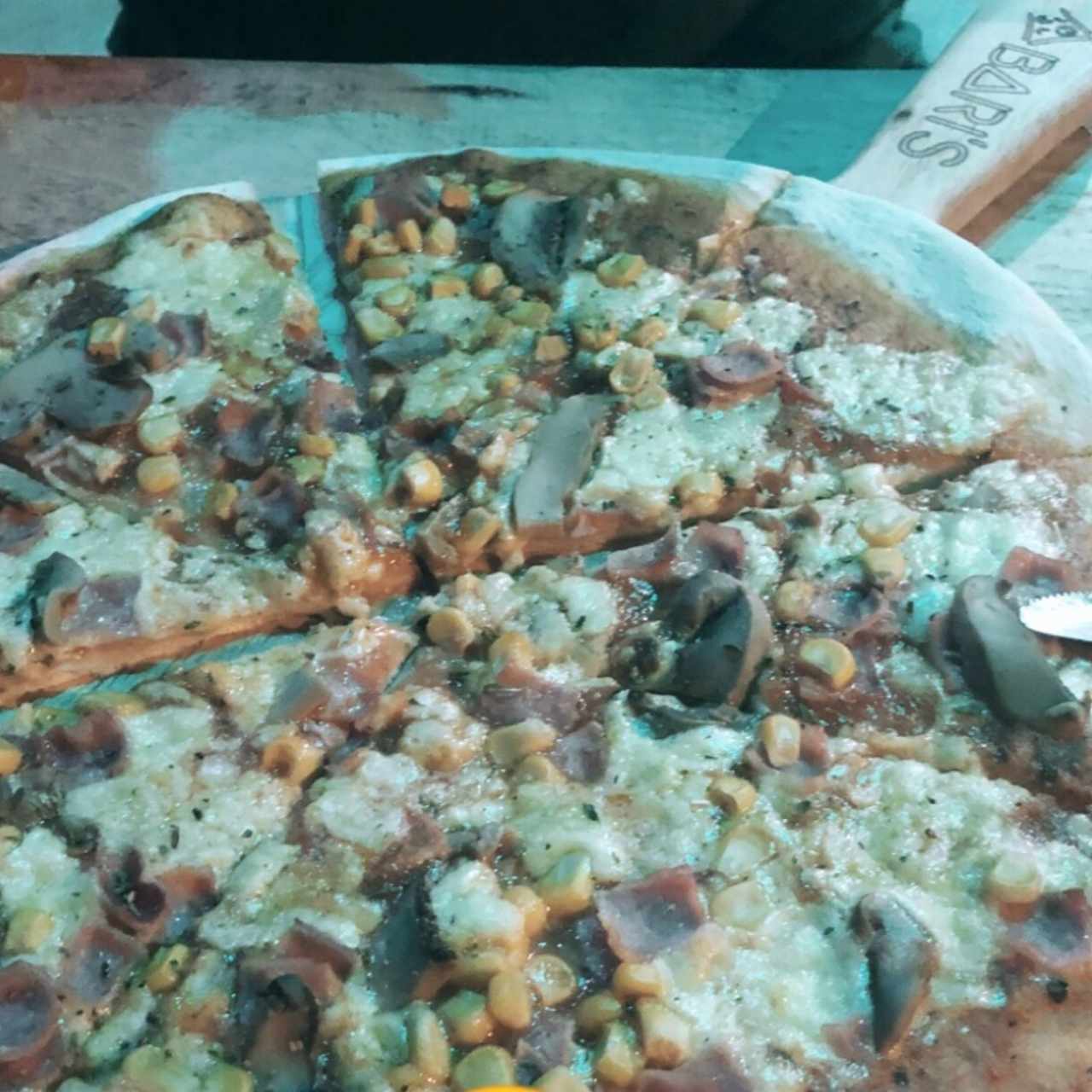 Pizza con maiz, jamon y champiñones
