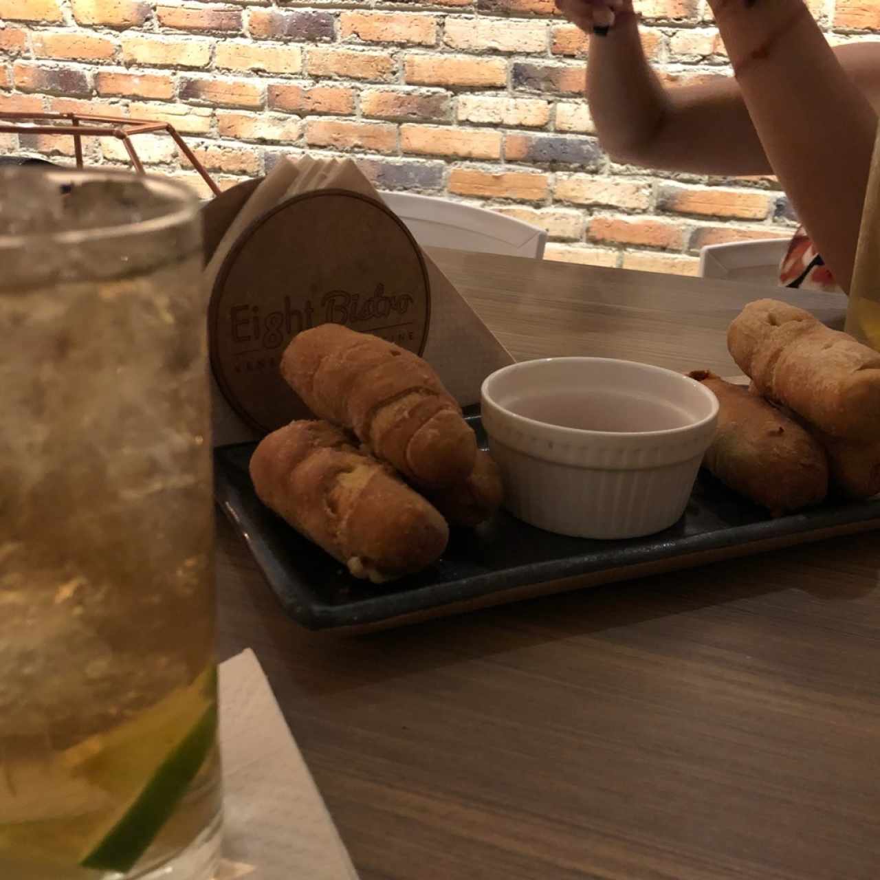 Trago de ron con soda y tequeños con salsa de ají dulce ❤️
