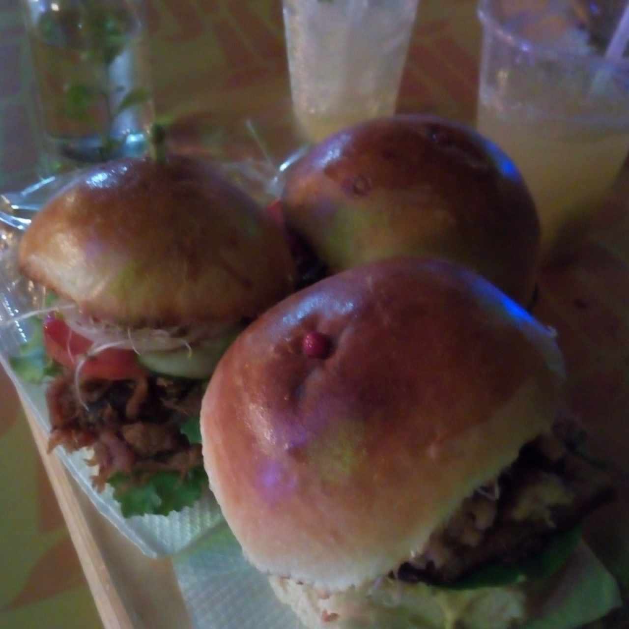 3 mini hamburguesas + Coctel de ron y jengibre