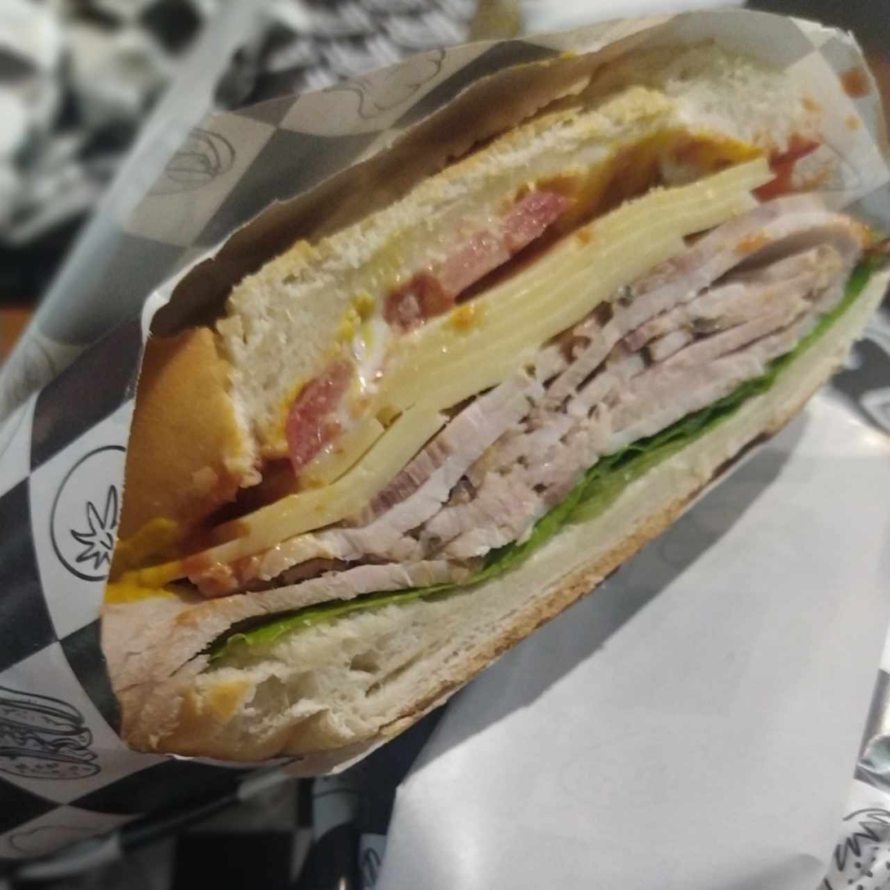 Panini de pernil y queso amarillo.