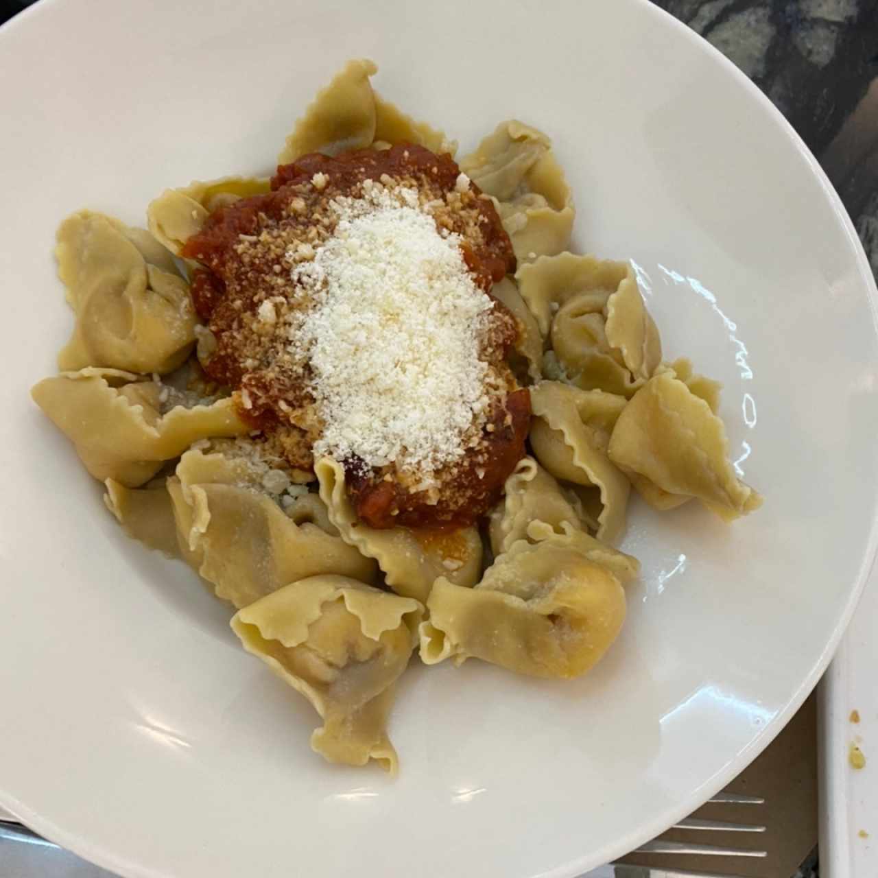 Pastas - Tortellinis rellenos queso de cabra y cebolla caramelizada