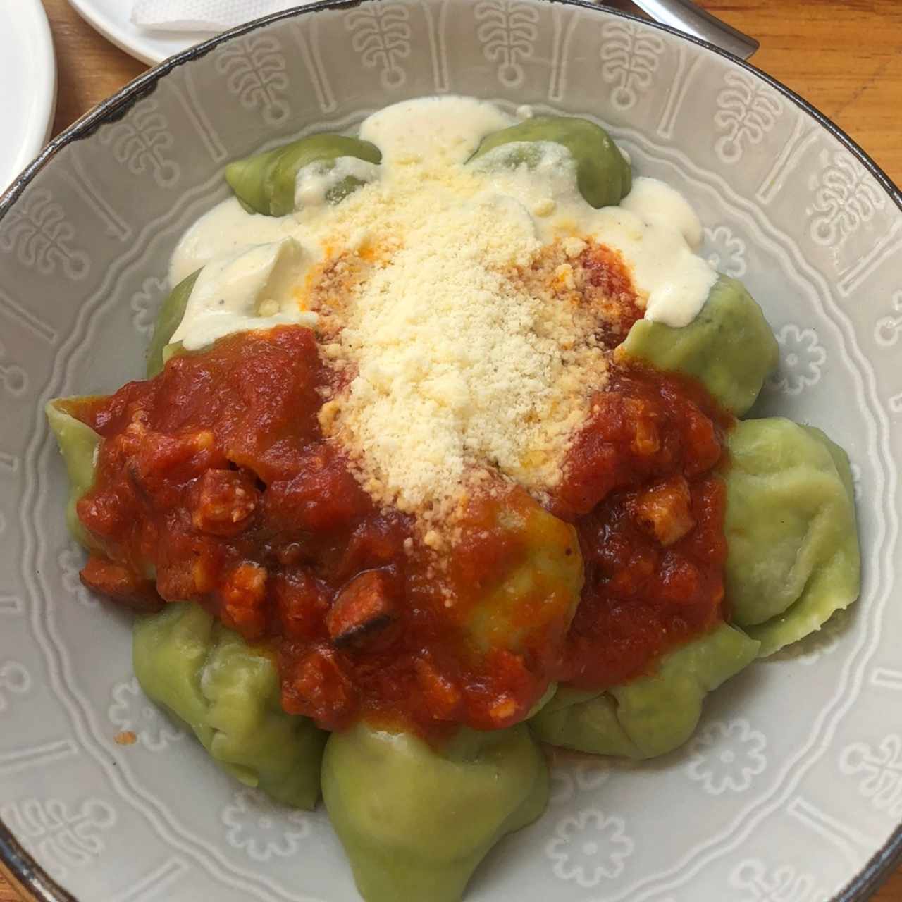 Tortellini de Ricotta y Espinaca con salsa 5 quesos y amatriciana 