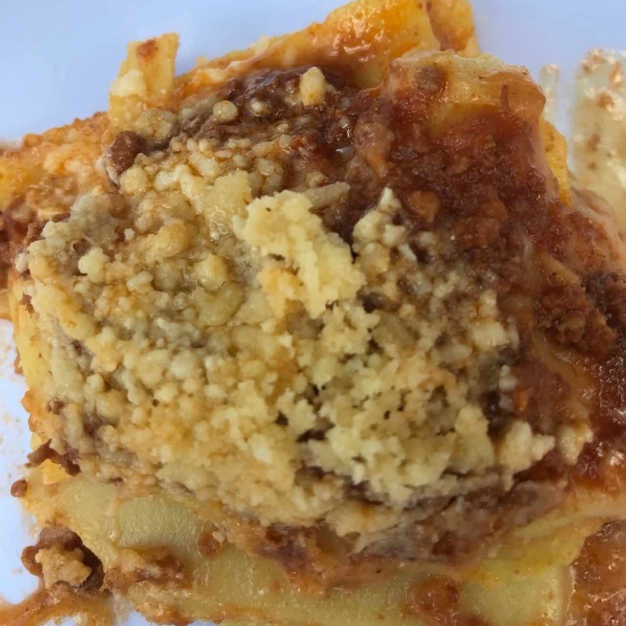 pasticho de carne viene acompañado con pan 