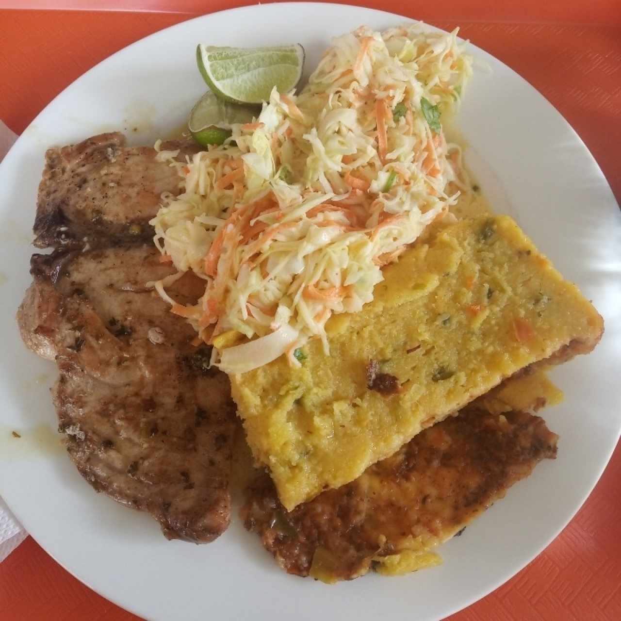 menú del día - pescado, polenta y ensalada