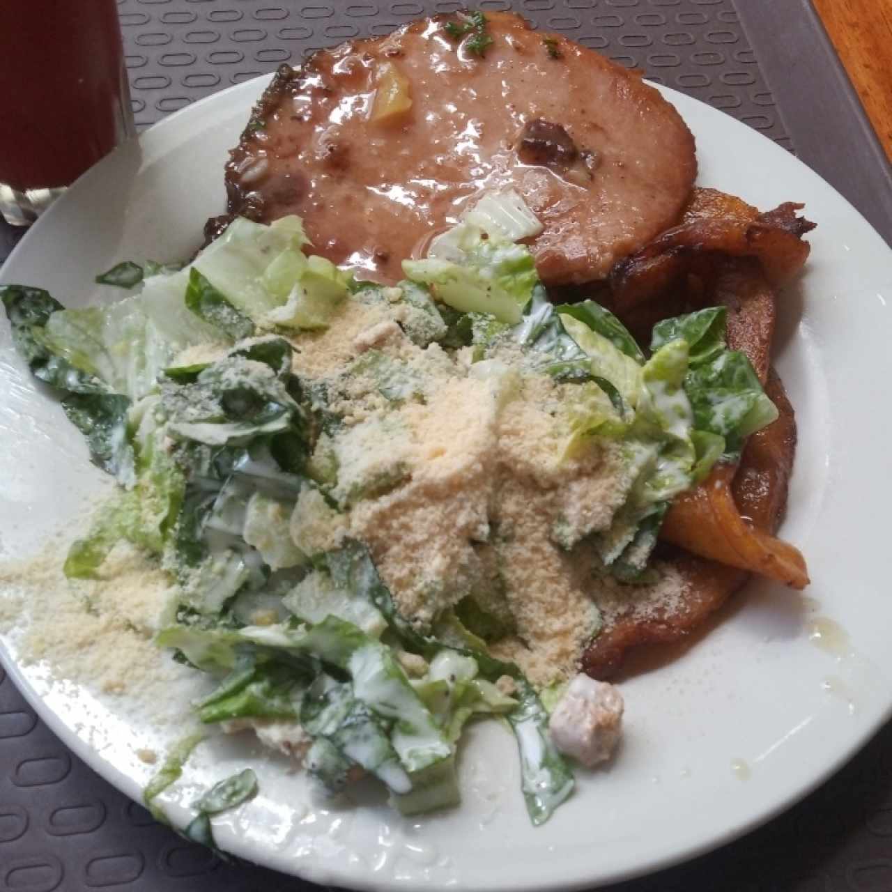 chuleta, tajada y ensalada César