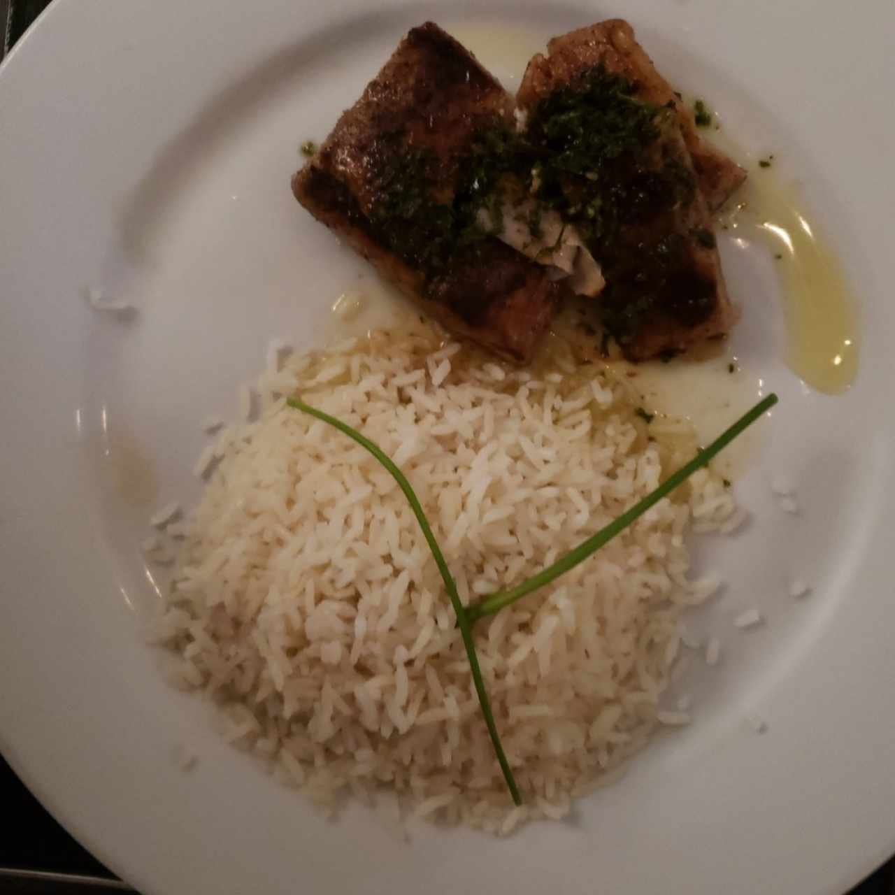 Dorado al Ajillo con Arroz