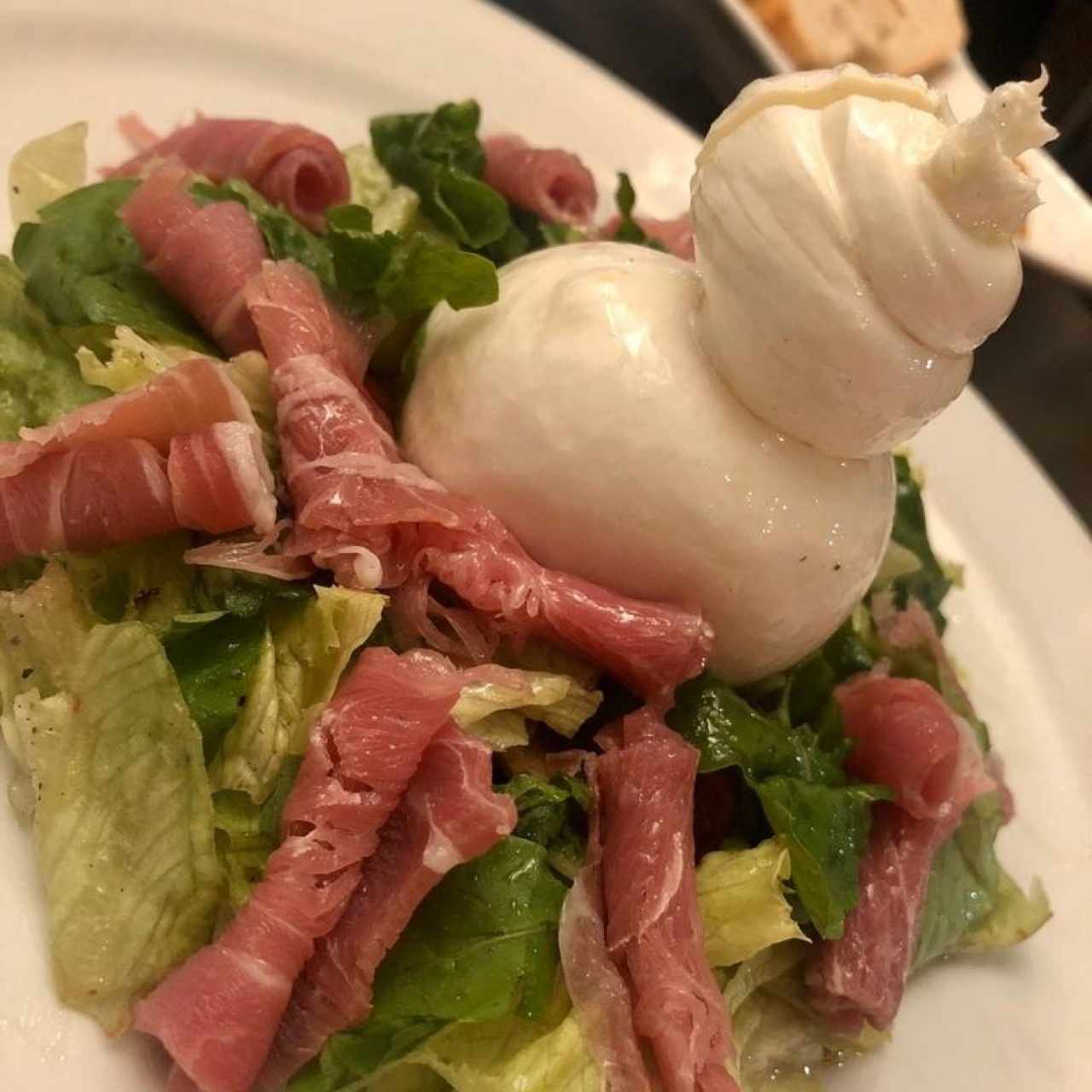 Ensalada de burrata con jamón serrano 