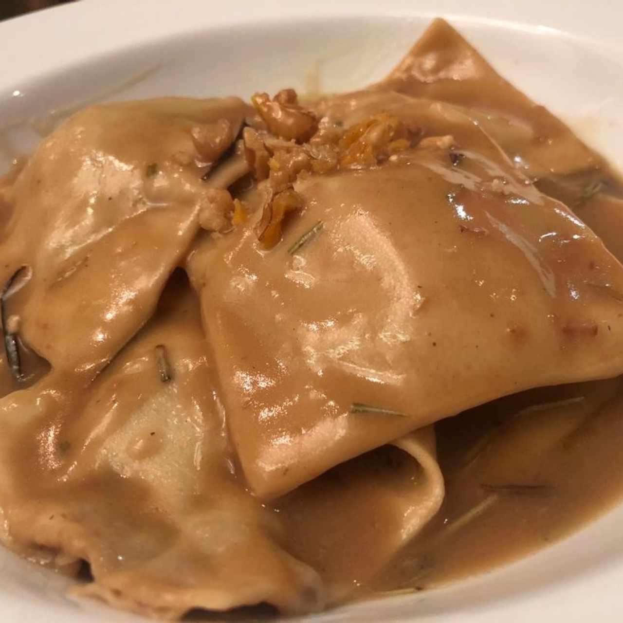 Raviolis rellenos de ternera en su propio jugo con mantequilla de trufa y nueces