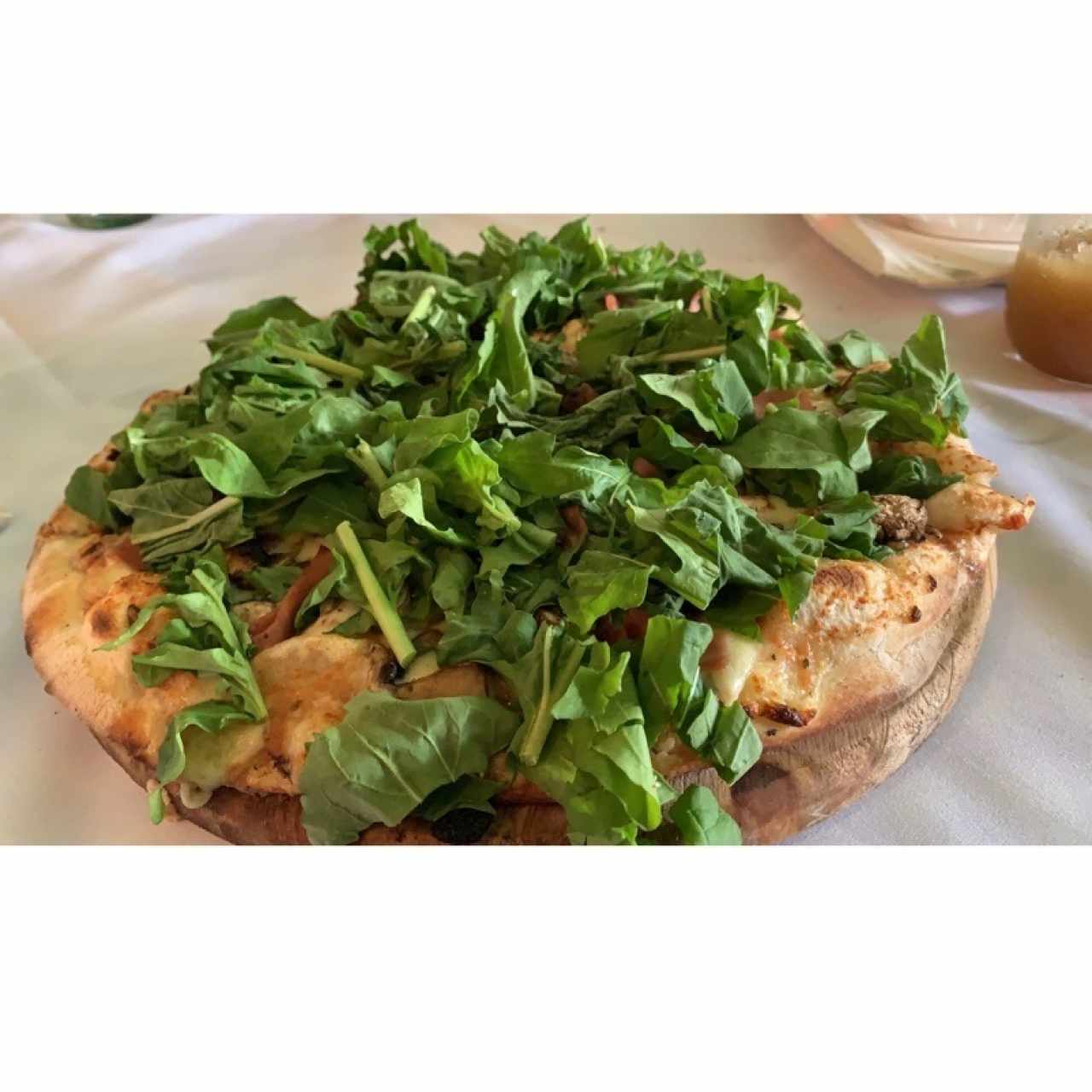 Pizza prosciutto funghi e rucula