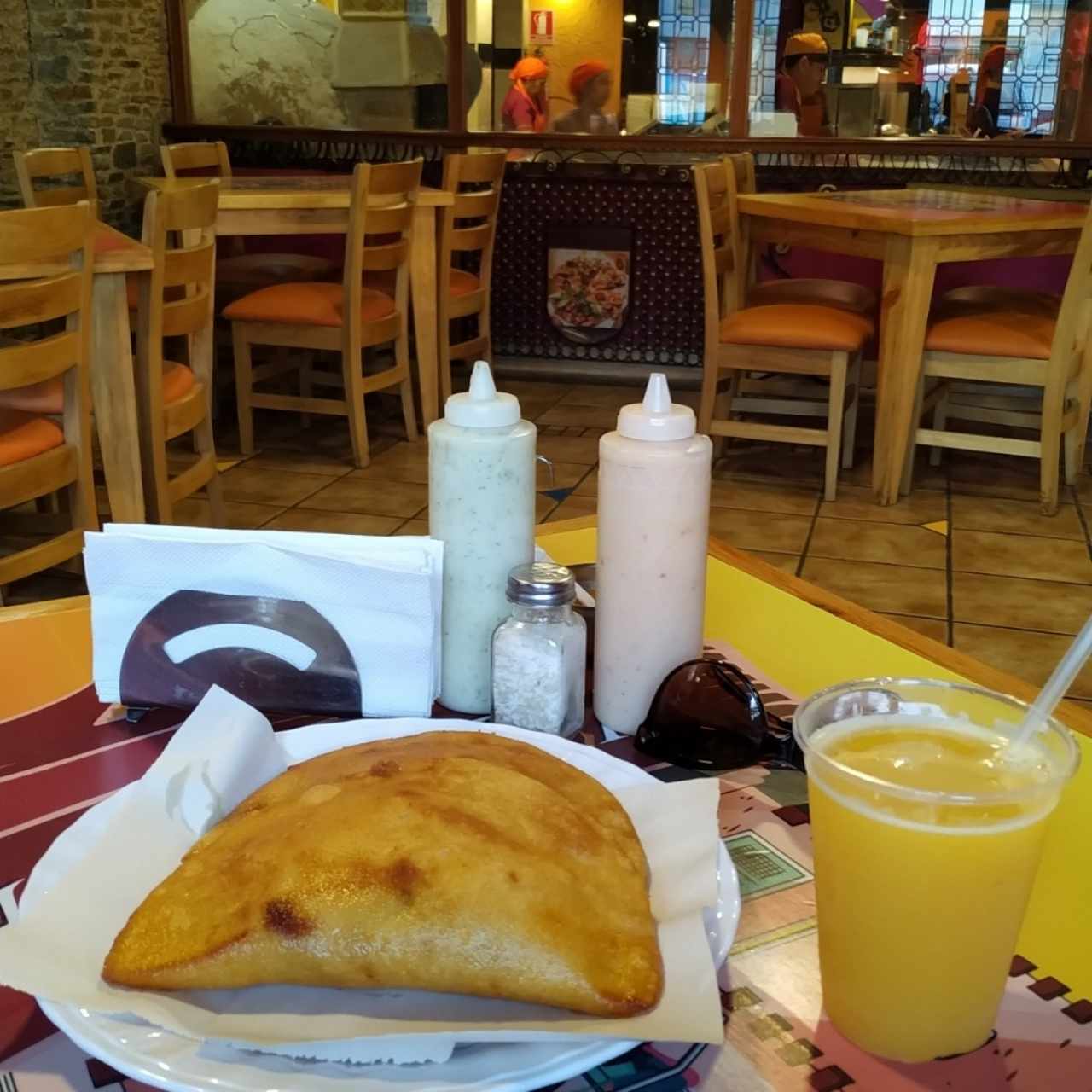 Empanada de carne Mechada y queso con jugo de naranja 