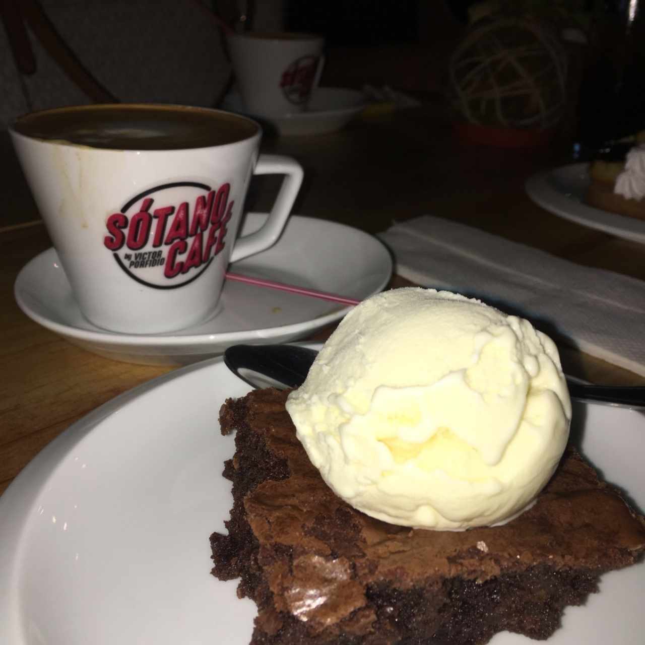 brownie con helado y cafe