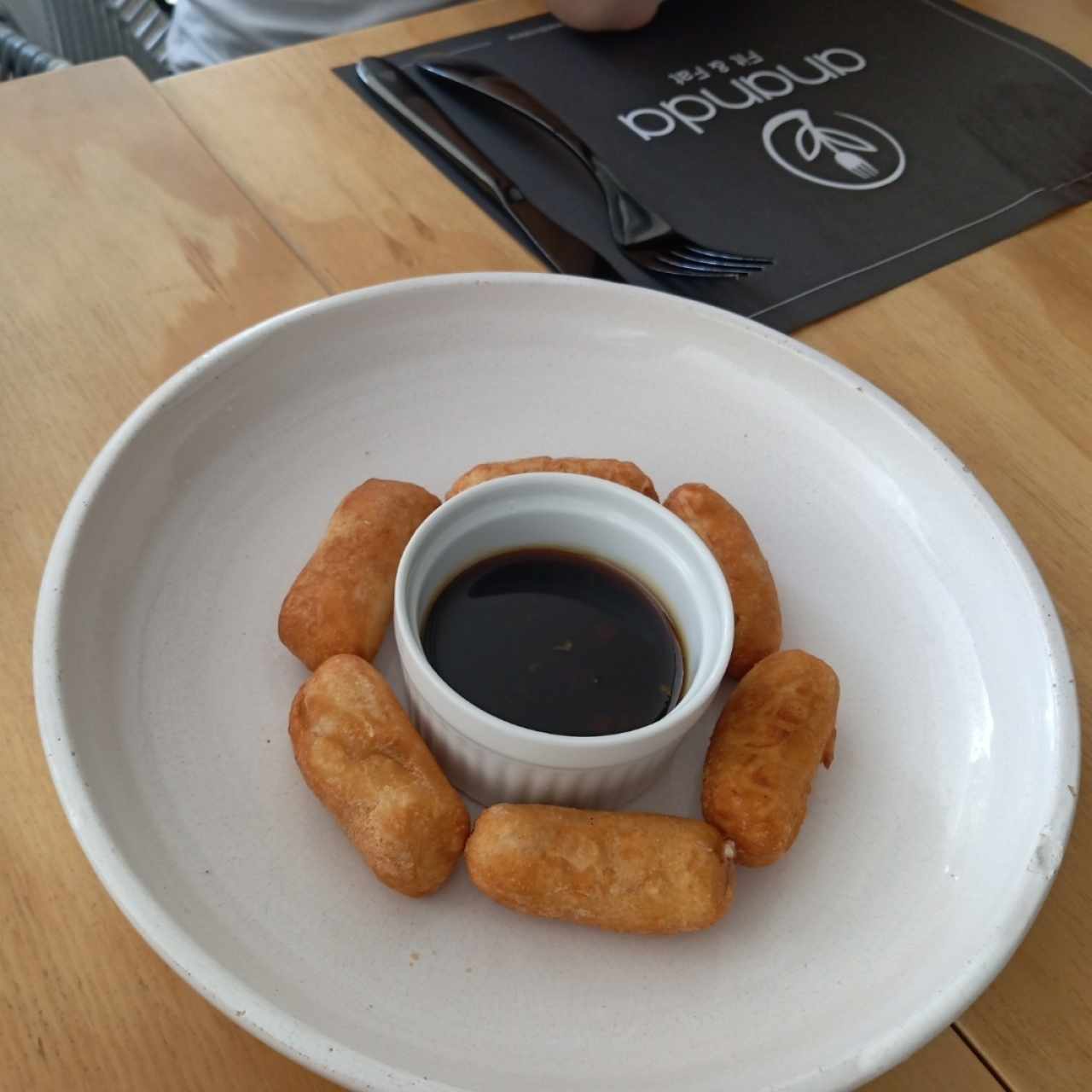 Tequeños de platano con queso y salsa de pimenton dulce