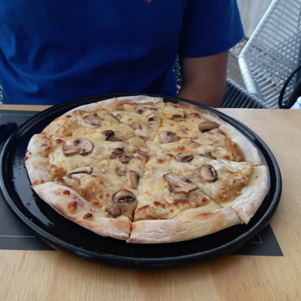 Pizza con ajo y champiñones