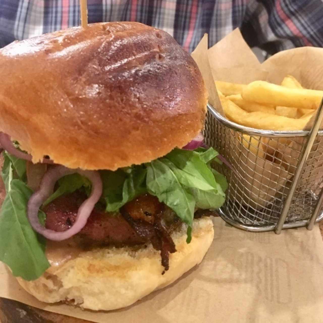 hamburguesa con tocineta. Incluye papas 
