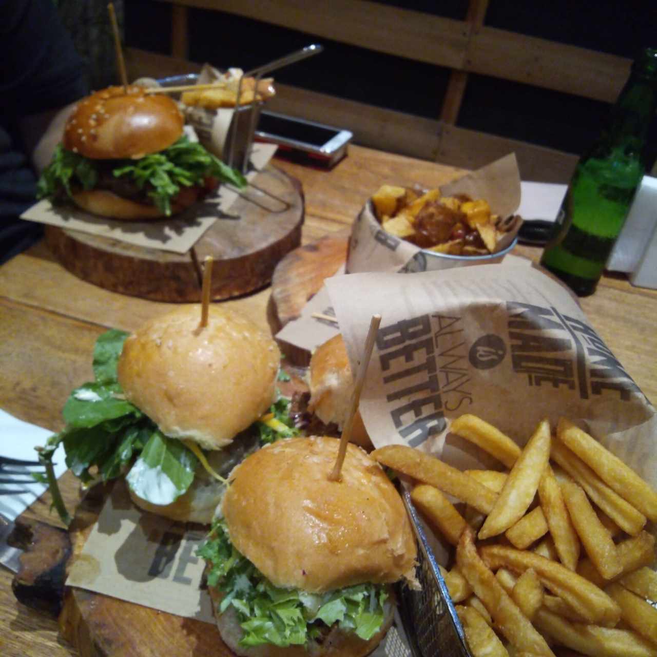 Trio de hamburguesa con papas a la francesa 