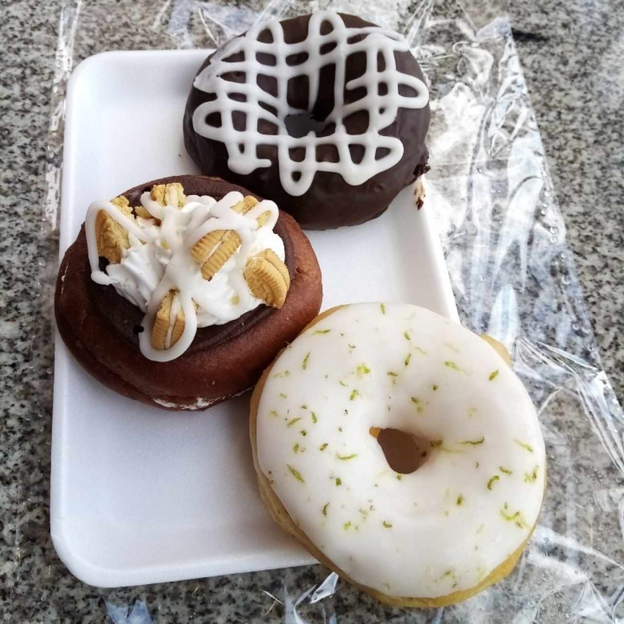 pie de limon, chocolate con masa de chocolate y pingüino con oreo
