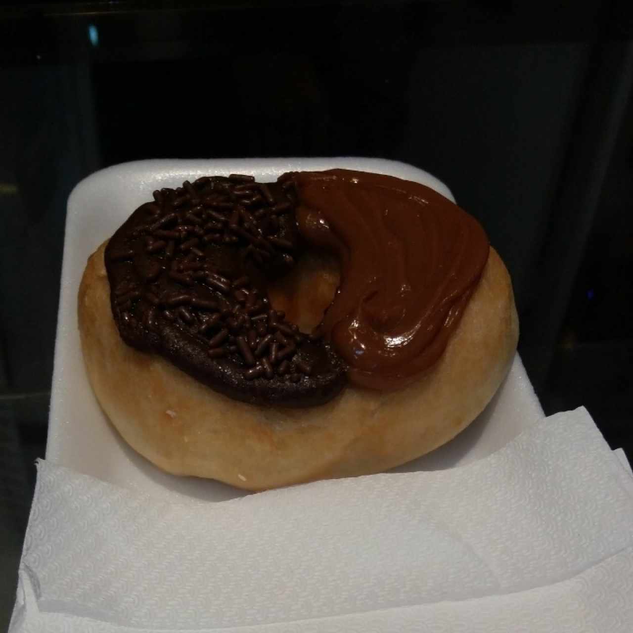 Dona de Chocolate y Arequipe