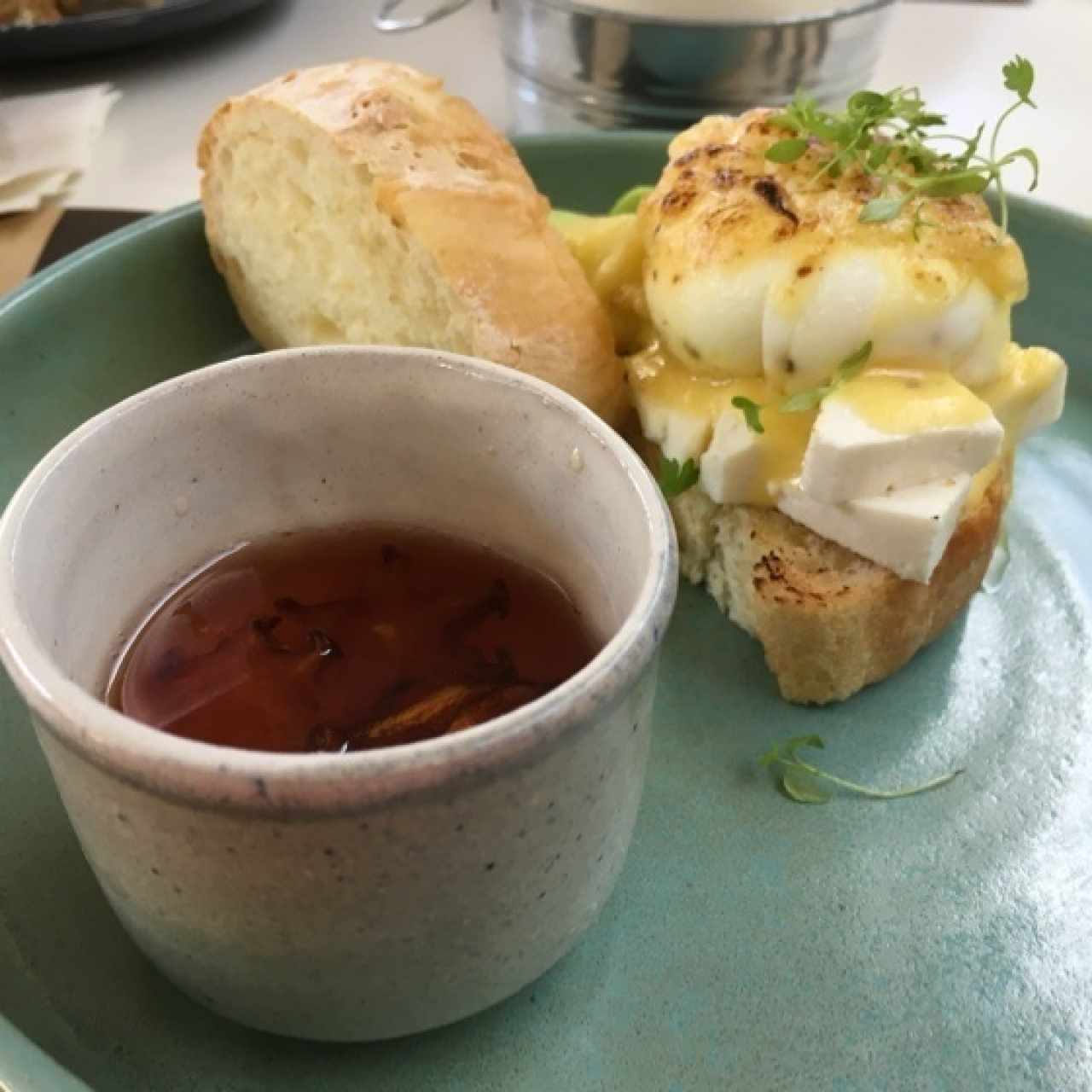 Huevos benedictinos con aguacate, ricotta y sirope de tamarindo chino